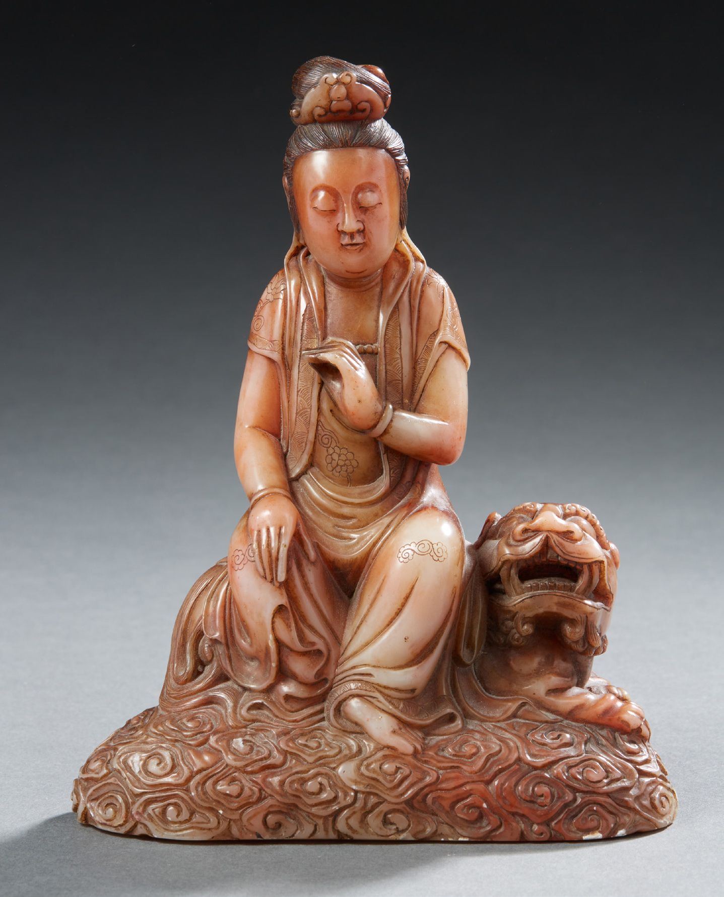 CHINE Belle figurine en stéatite sculptée représentant la déesse Guanyin assise &hellip;