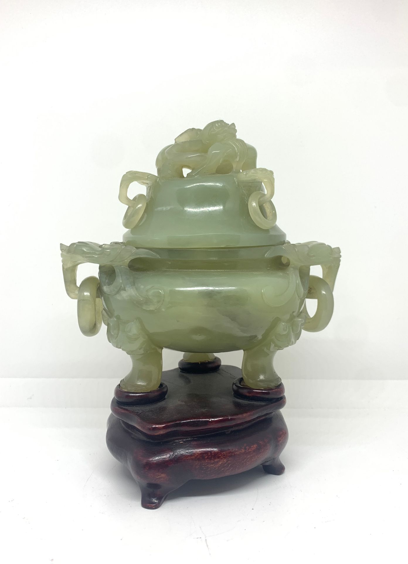 CHINE 
Brûle parfum couvert en jade vert clair sculpté à motif de mufles de lion&hellip;