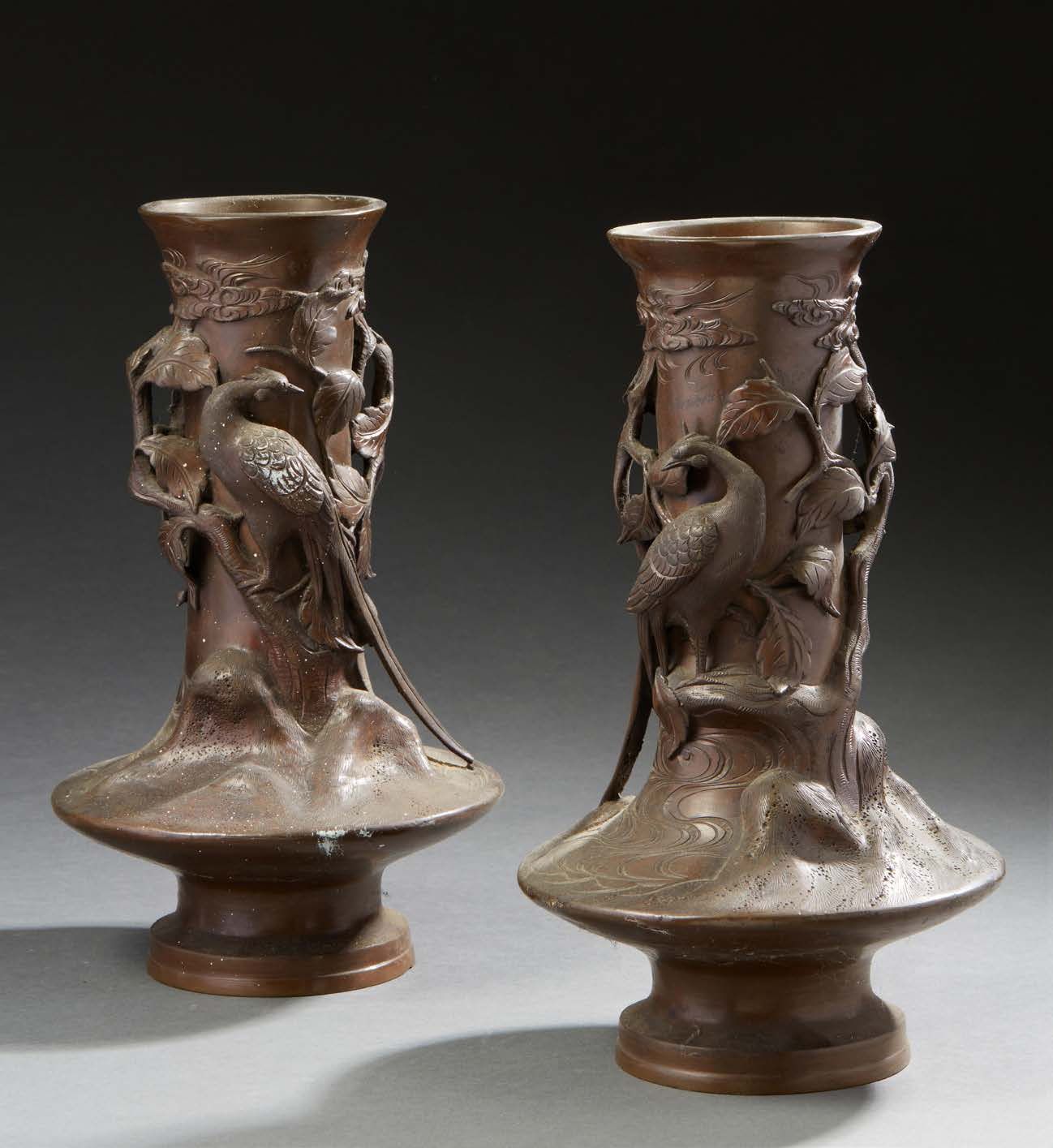 JAPON 一对棕色铜锈的青铜花瓶，用浅浮雕的方式装饰着鸟和叶子 19世纪末，H.31厘米