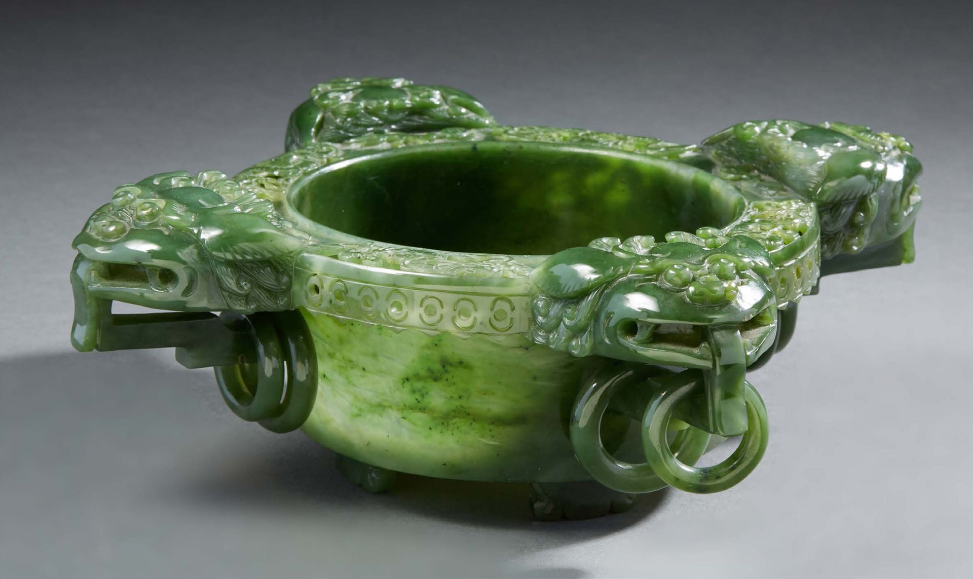 CHINE 菠菜绿雕的非常漂亮的玉碗，圆形，四足，四个把手是佛教狮子头的形状，环有双环。碗上装饰着龙和奇美拉。碗底刻有龙图案 20世纪 宽：24，高：8厘米 出&hellip;