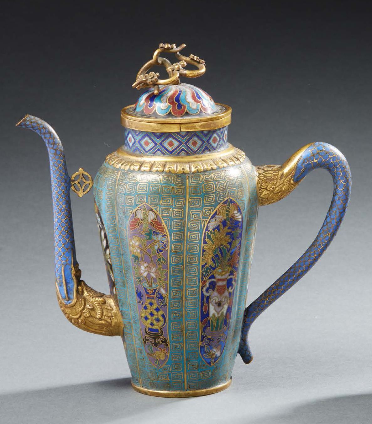 CHINE 一件景泰蓝铜制阳台形盖罐，在珊瑚、白色和钴色的背景上，装饰有多色的刻痕的花瓶。手柄和壶嘴，蓝底，装饰有仿玳瑁的图案，最后是鎏金铜的奇美拉头，18-1&hellip;