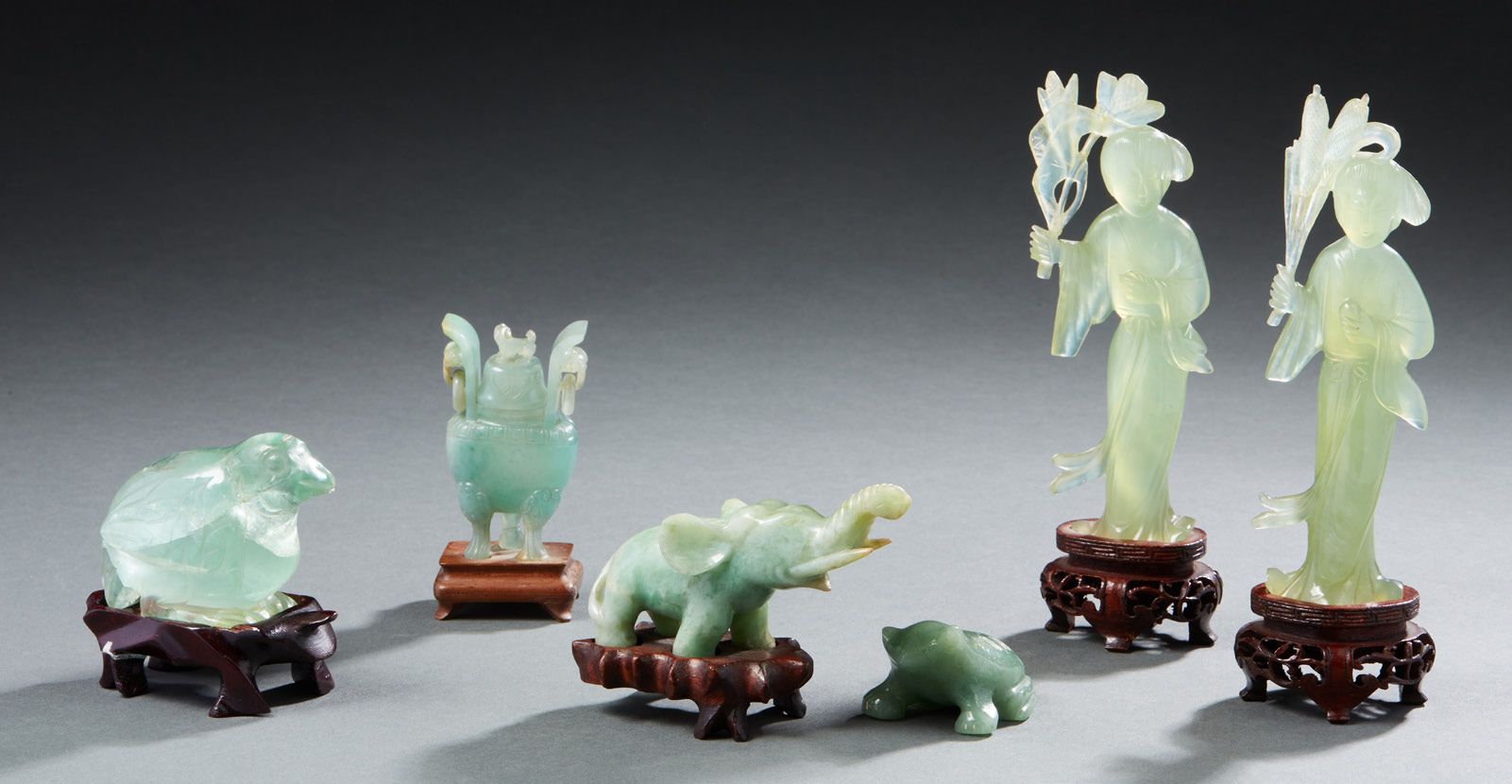 CHINE 套装包括一只大象，一只青蛙和一个绿色雕刻玉石的有盖花瓶。附有两个玉石雕刻的小雕像和一只绿色的鸟。