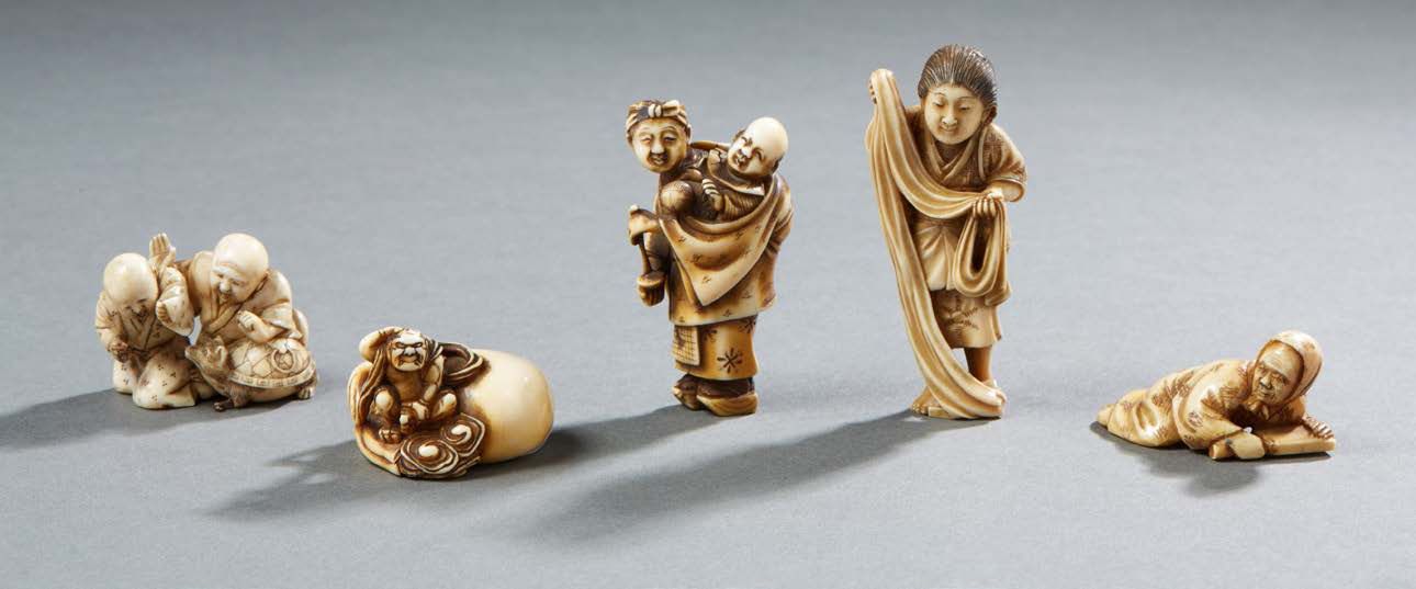 JAPON 五件象牙雕刻网饰，其中三件代表妇女，一件代表儿童，一件代表包上的奇美拉 明治时期，1868-1912年