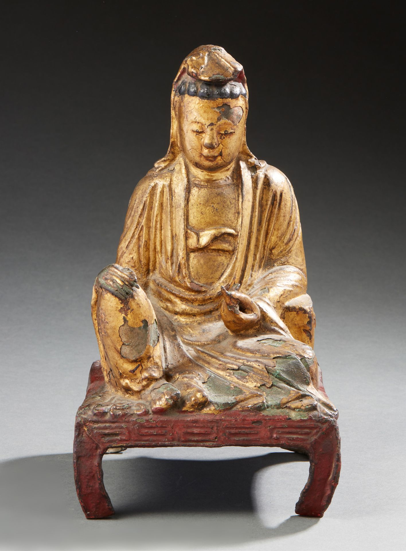 CHINE Figura in bronzo con patina dorata e laccata rossa che rappresenta la dea &hellip;