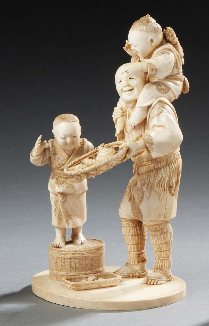 JAPON Beautiful carved ivory okimono representing a fisherman standing on a terr&hellip;