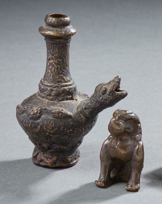CHINE 一套两件小铜器，一只坐着的能犬明代，16-17世纪。高：4厘米 18世纪的青铜变幻莫测的头顶浇注器 高：9厘米