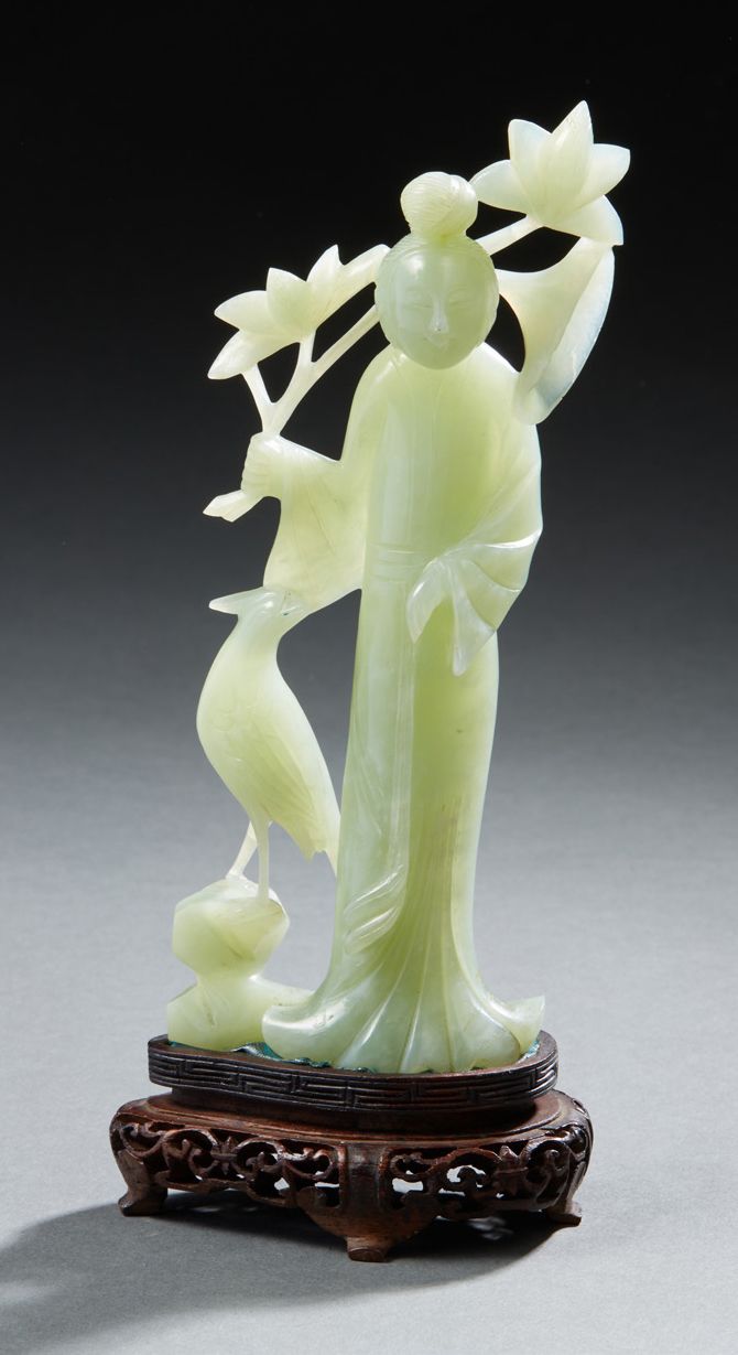 CHINE Hard stone figurine in imitation of green jade representing the guanyin go&hellip;