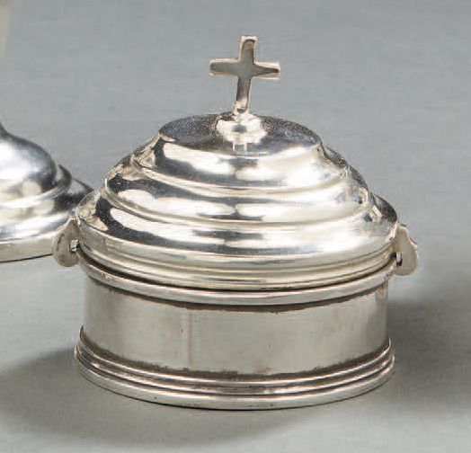 Null 旅行圣杯，被称为 "病人的圣杯"，纯银材质，内部为vermeil。圆柱形，平底，刺刀锁，斗室盖上有一个十字架。
Perpignan 1732-1733&hellip;