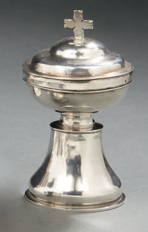 Null 普通银质的旅行骨灰盒，内部为vermeil材质。栏杆形式的模型，带有未拧紧的脚，用于制作储油罐（完整的针头也有印记）。
里昂1762-1763年。
金&hellip;