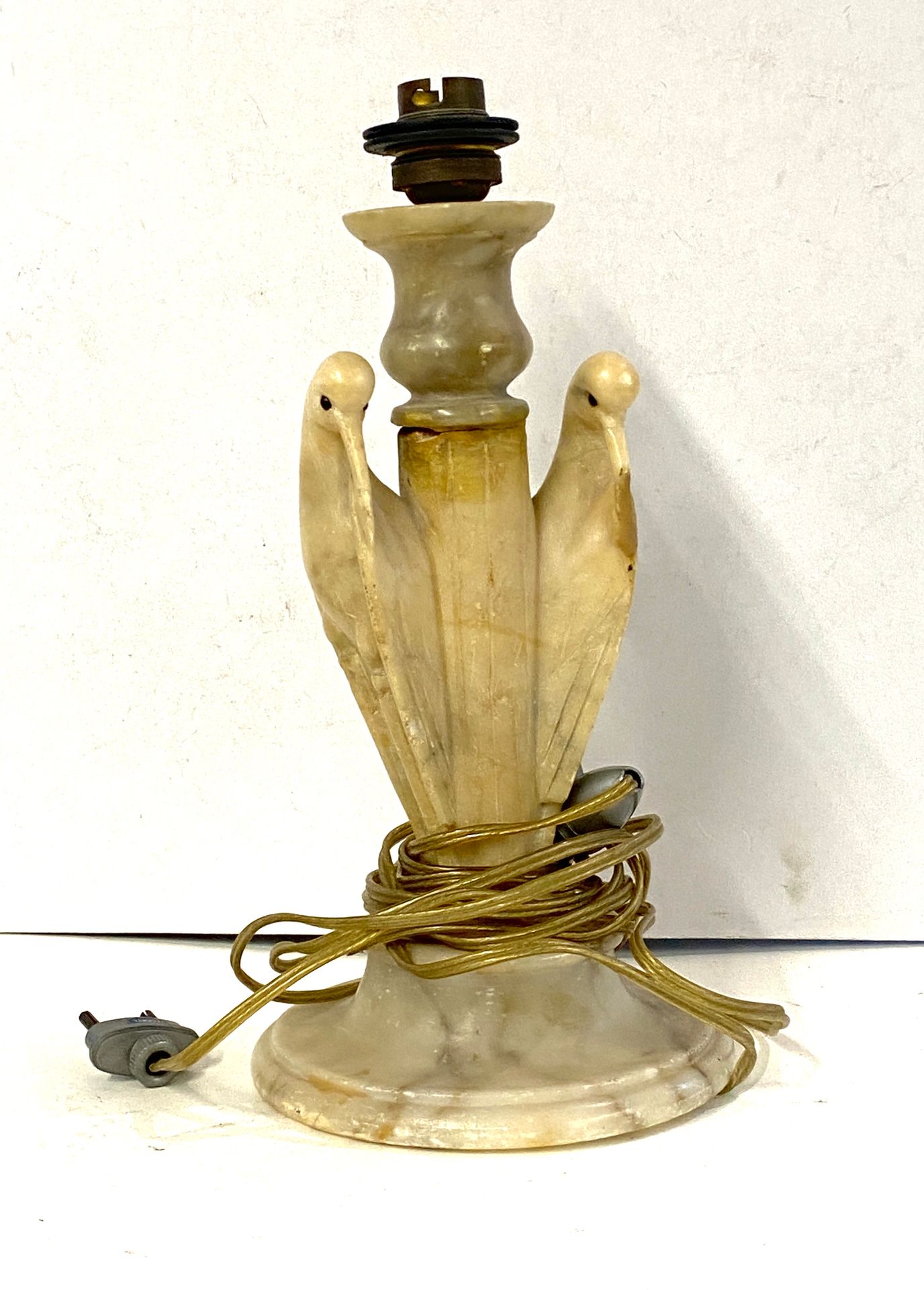Null 约1940年的法国作品

圆形底座上有两只鸟的石膏灯座

高：27厘米

一些旧的修理。