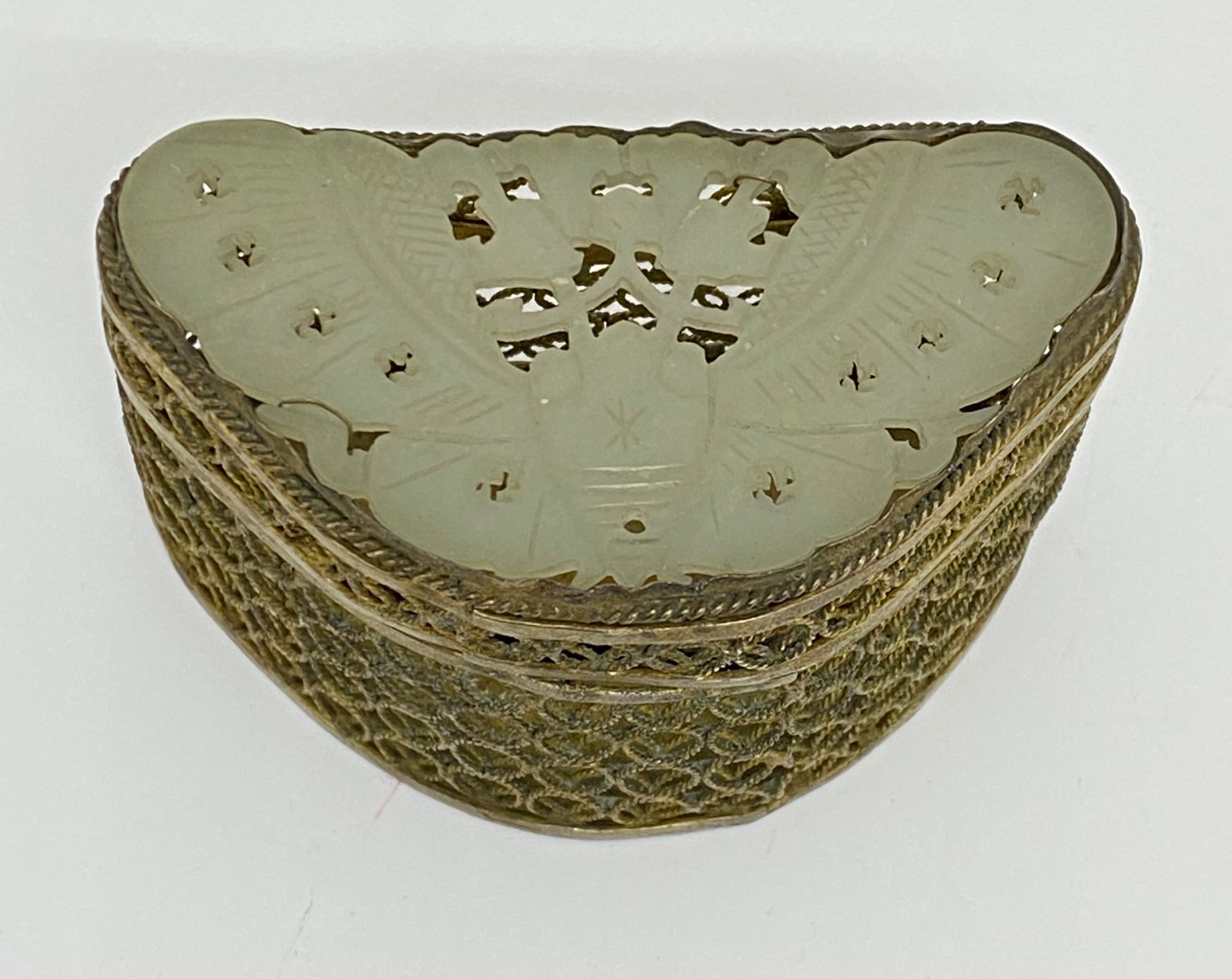 Null 中国

镂空的小铜盒，盒盖上装饰着一个玉盘。

尺寸：4,5 x 7 x 4厘米