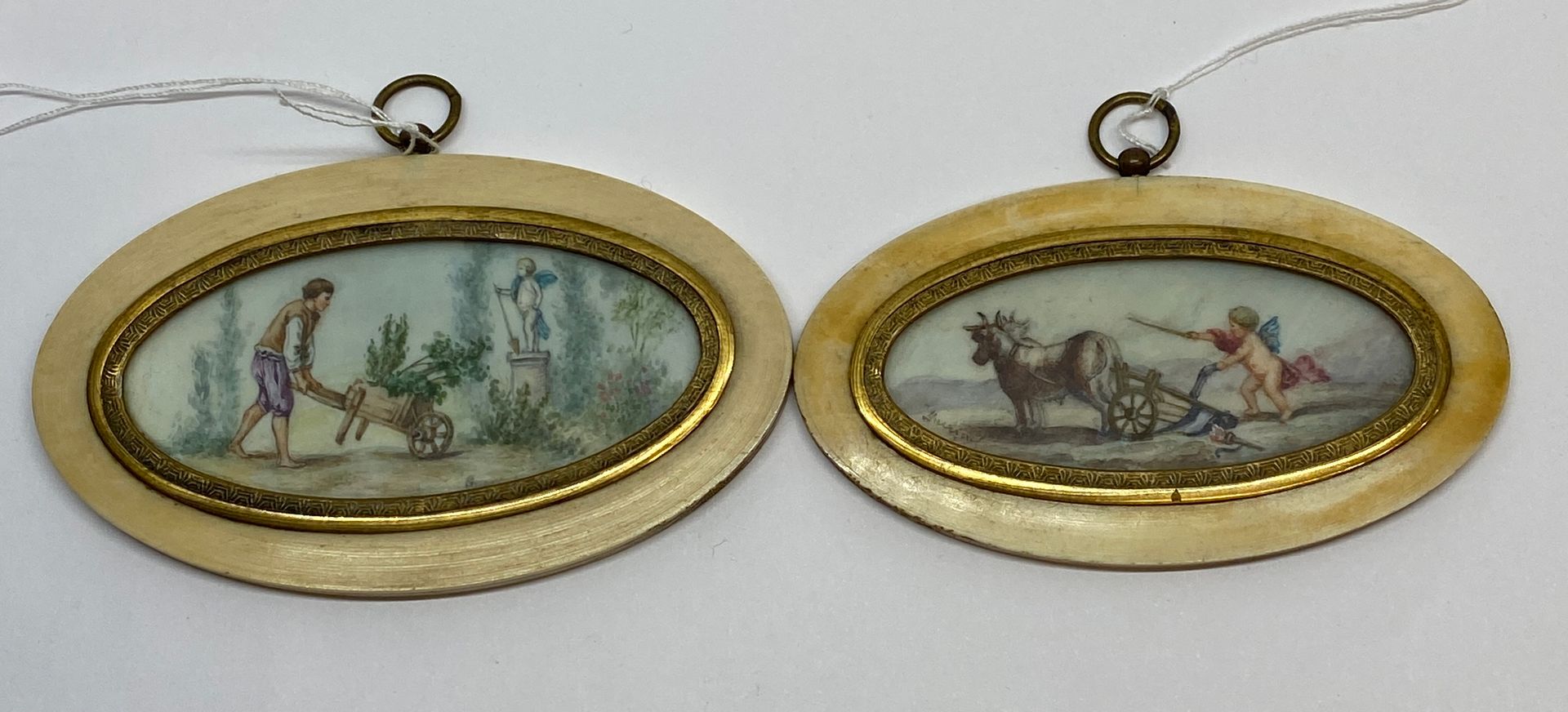 Null Cupidon

Ensemble de deux miniatures à vue ovale signées.

Long. : 6 et 7cm