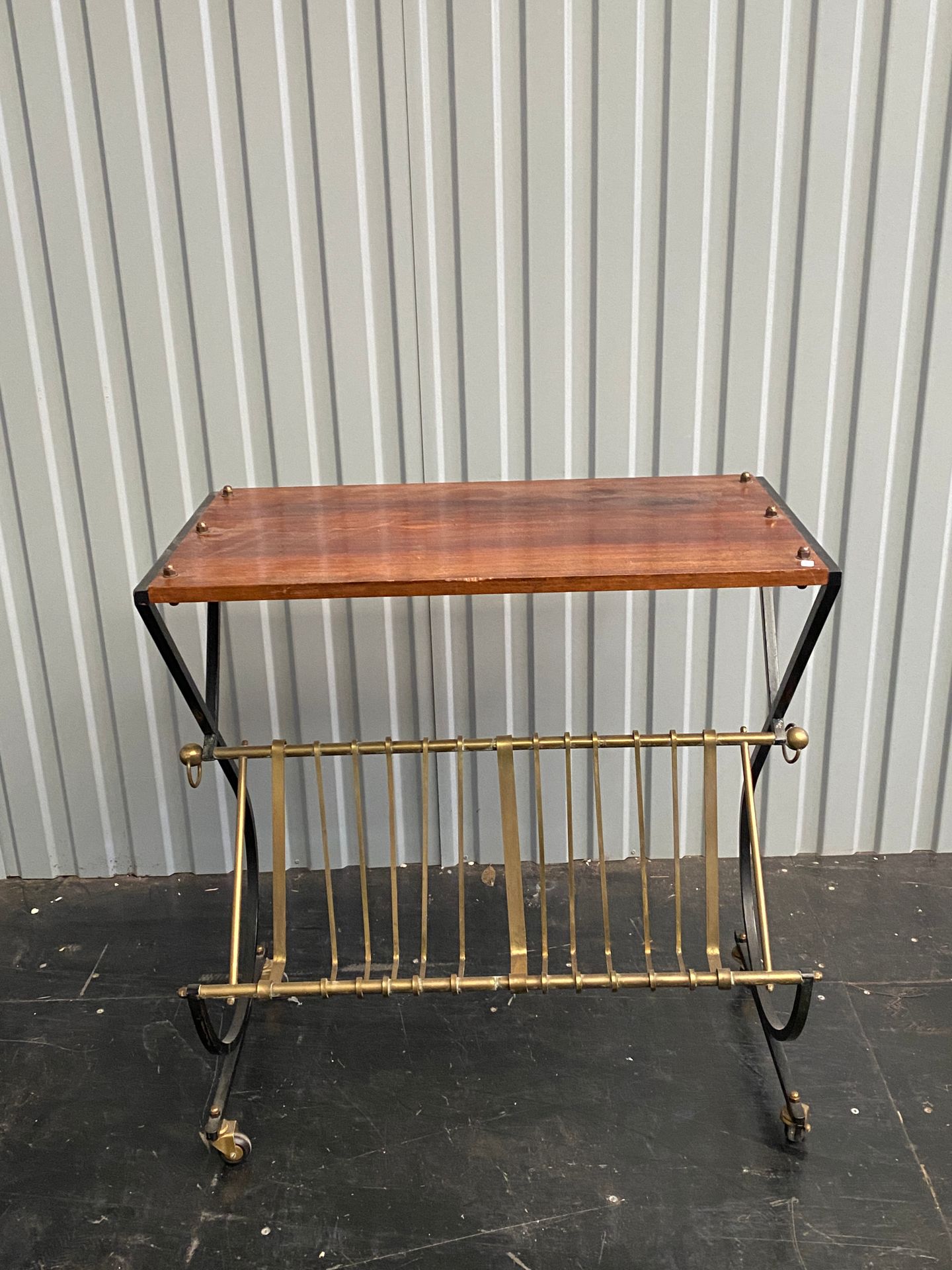 Null Metal and brass rolling table with wooden top.

Around 1950

H : 77 - L : 7&hellip;