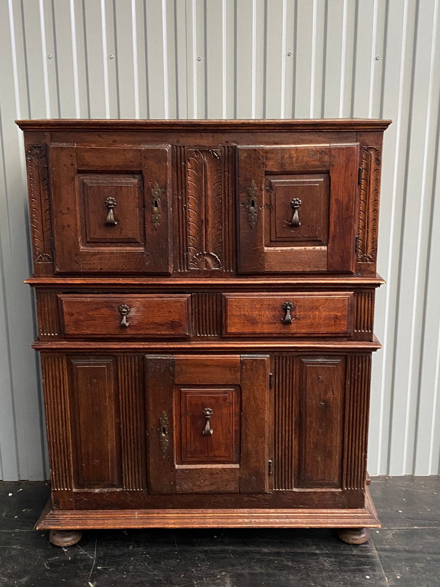 Null Meuble cabinet ouvrant par deux portes et trois tiroirs

Style néo gothique&hellip;