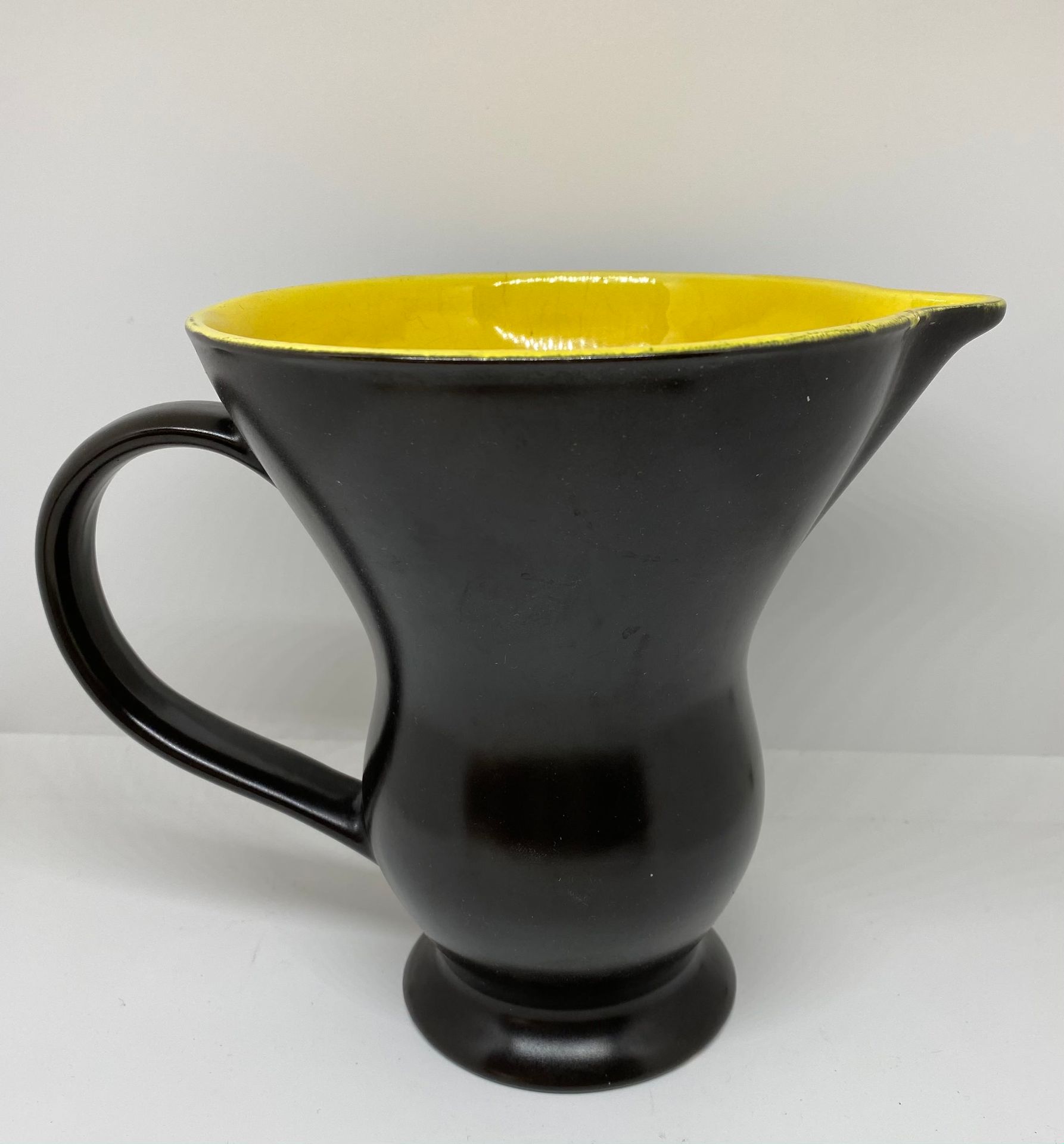Null 迪戈因-萨里戈明斯

黑色釉面陶瓷壶，黄色内壁。

H.18,5厘米

底部的一个缺口