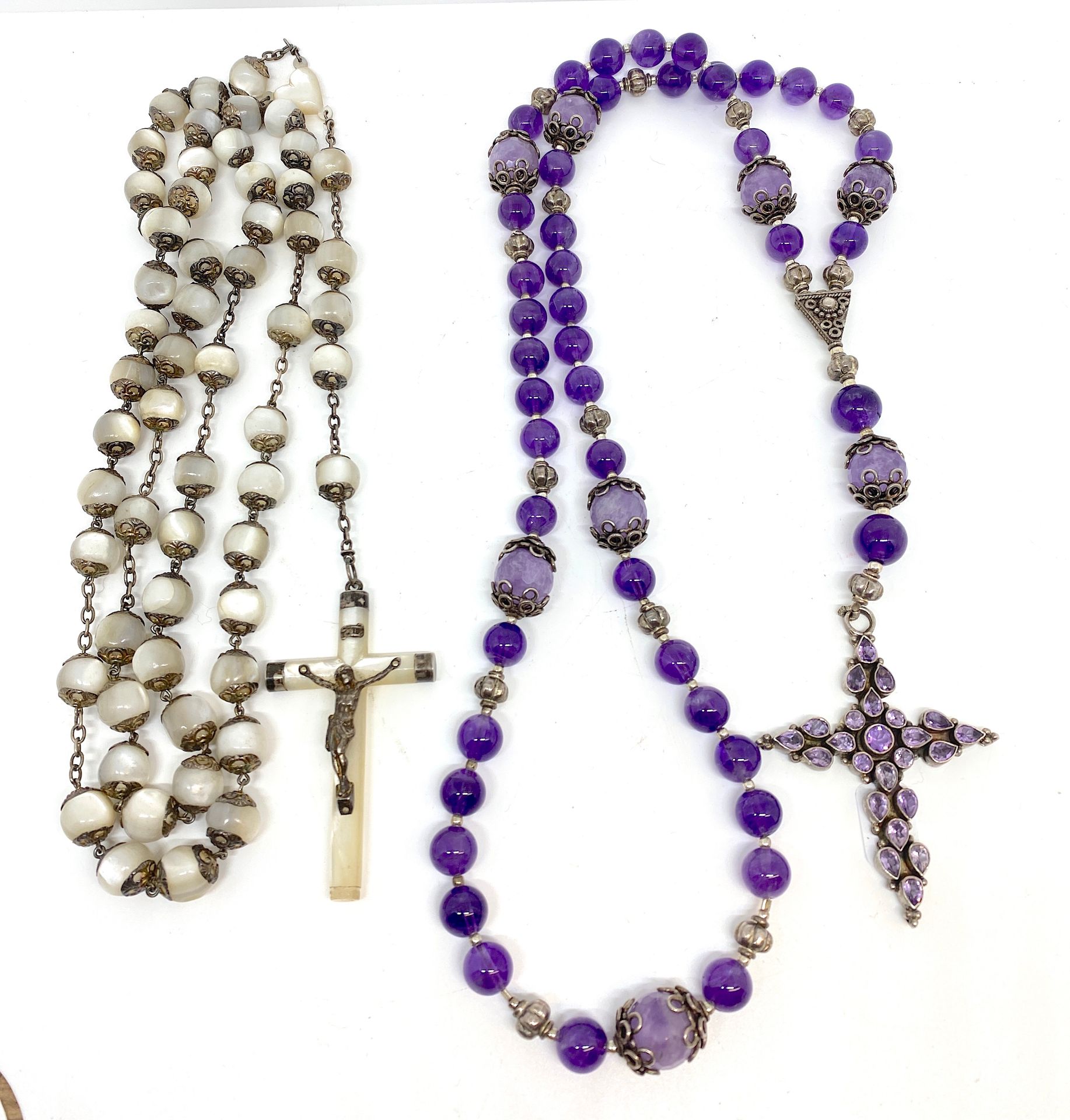 Null 
lot of jewelry including : Silver cross and amethyst tinted beads




Join&hellip;