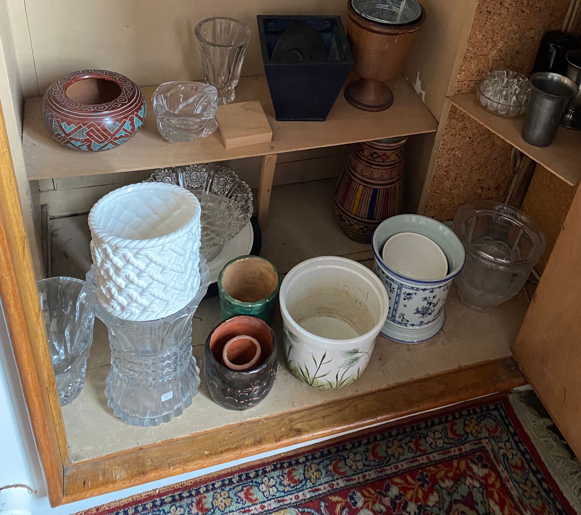 Null Important lot de vases et cache pot en faience, cristal , verre, et divers.&hellip;