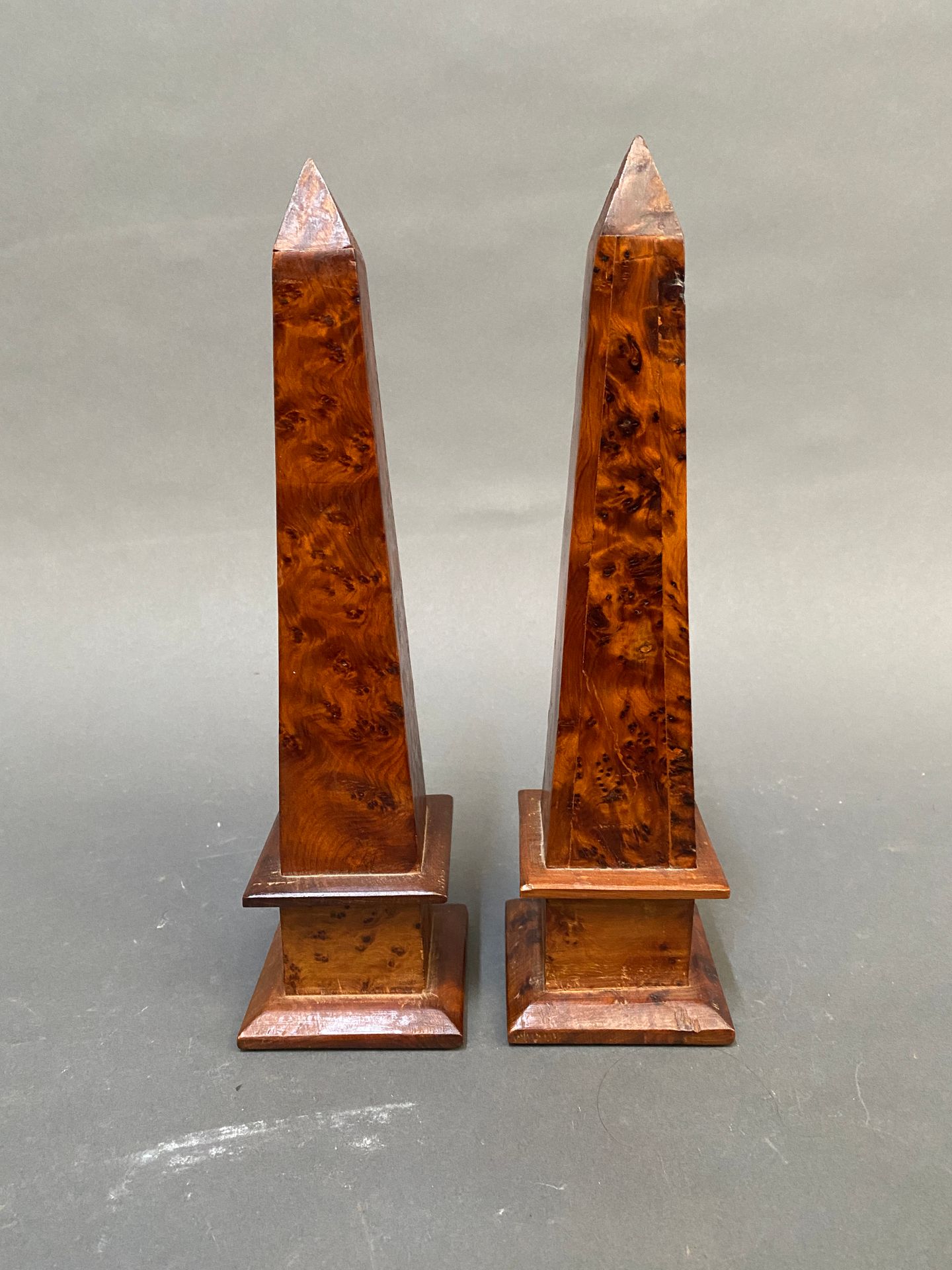 Null Pair of obelisks in burr veneer.

H : 29 cm