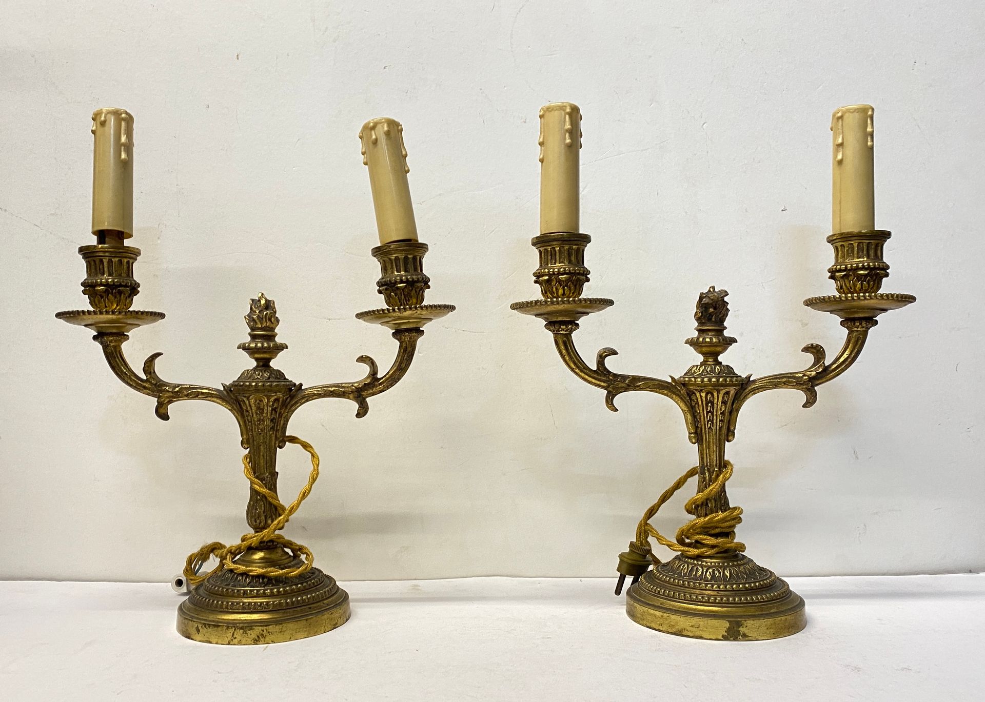 Null Ein Paar bronzener Kronleuchter mit zwei als Lampe montierten Lichtarmen.

&hellip;