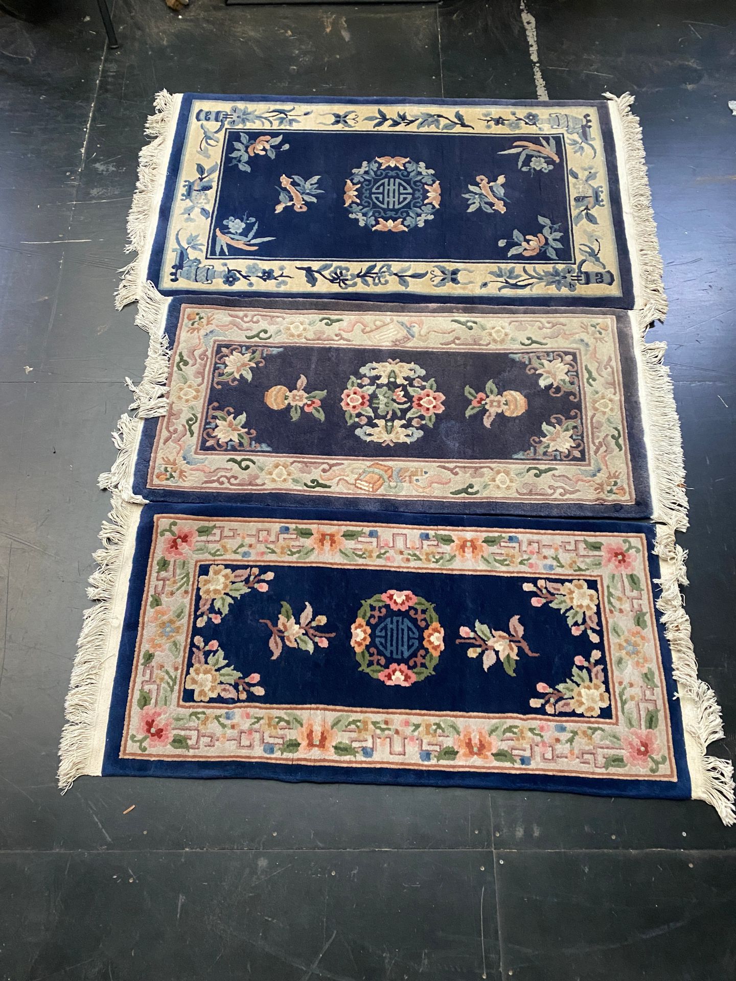 Null Set of three Chinese rugs with blue background

160 x 94 cm (the largest)