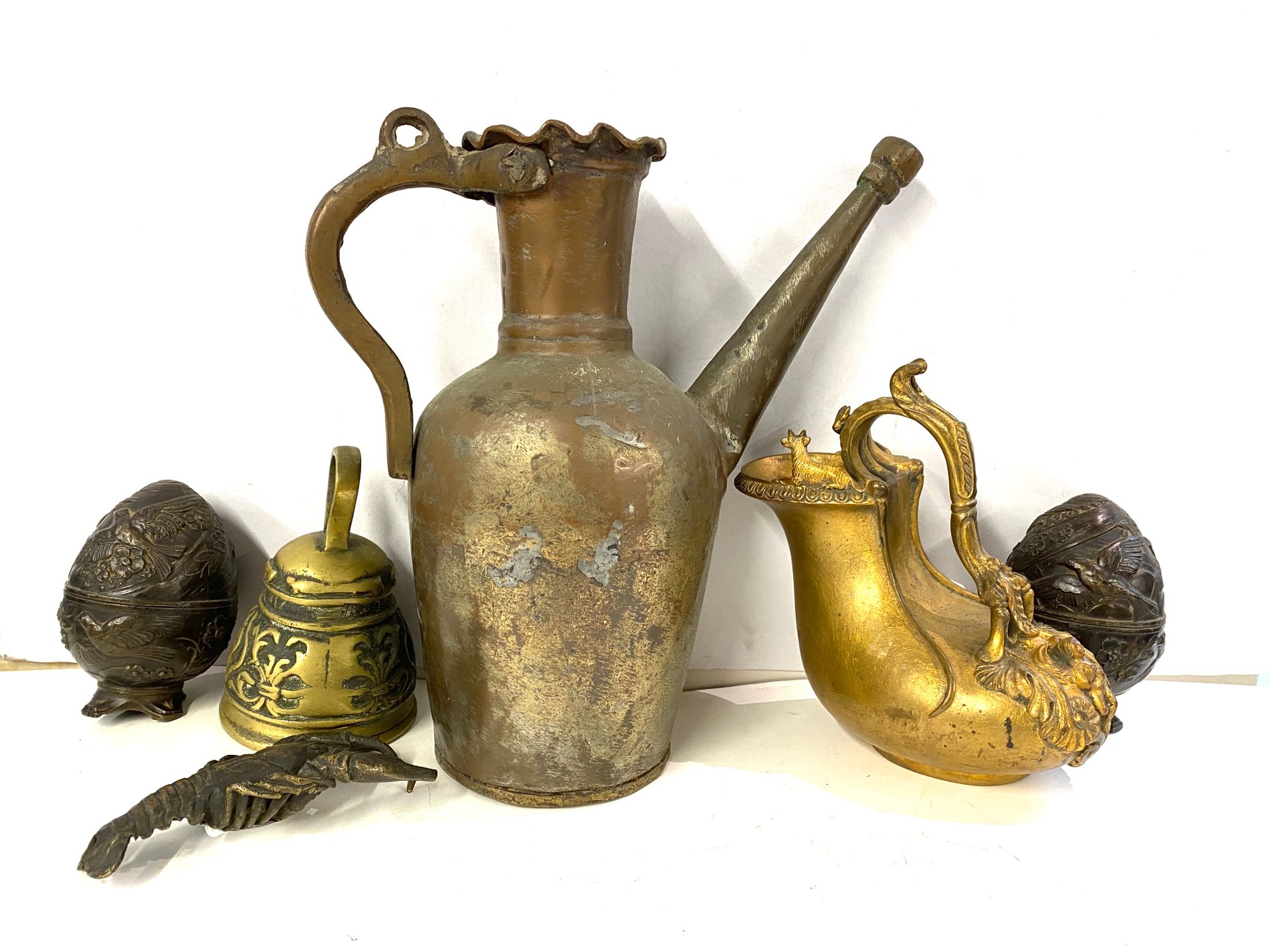Null 套装包括一个铜钟，一个青铜小龙虾，一对蛋盒，一个金属壶和一个古董风格的青铜花瓶

事故和丢失的零件