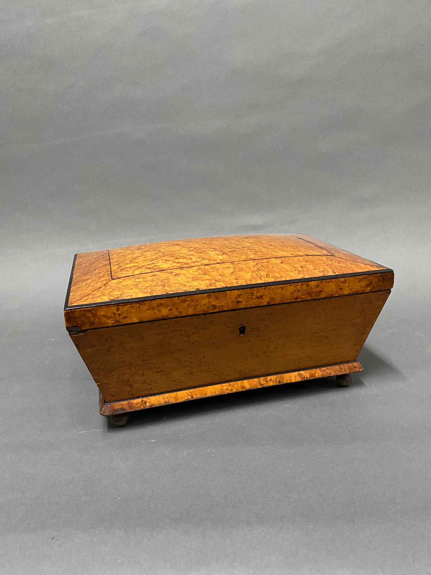 Null 浅色木头的墓碑形盒子

查理十世时期

高：16 - 宽：32 - 深：22.5厘米