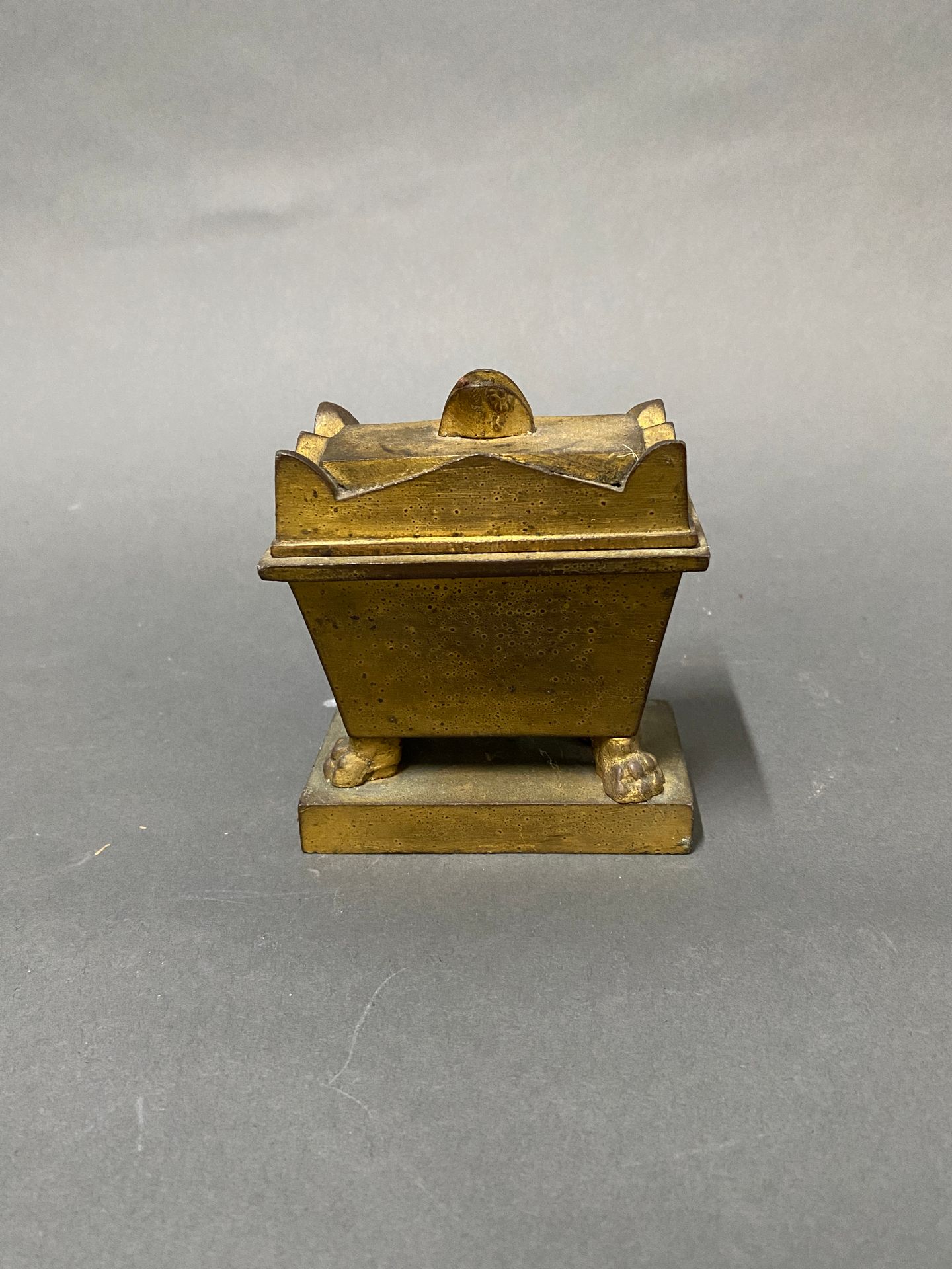 Null Bronze inkwell "tomb of Napoleon

H : 10 - L : 9 - W : 5,5 cm

Missing the &hellip;