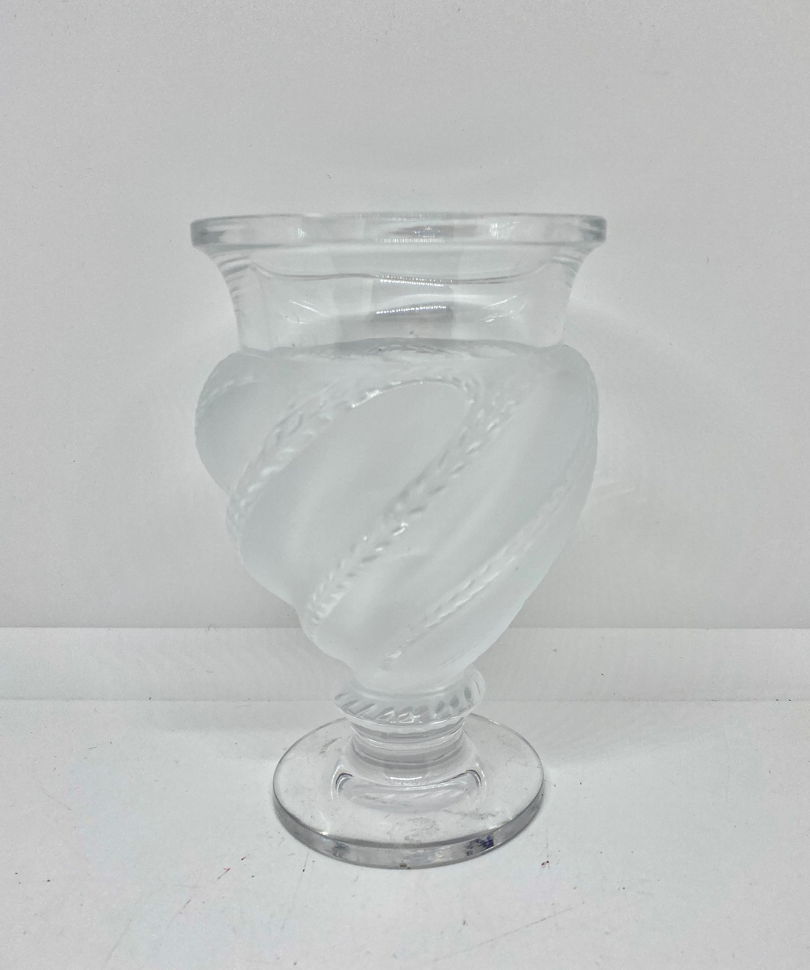Null LALIQUE France

Cup on foot in crystal
