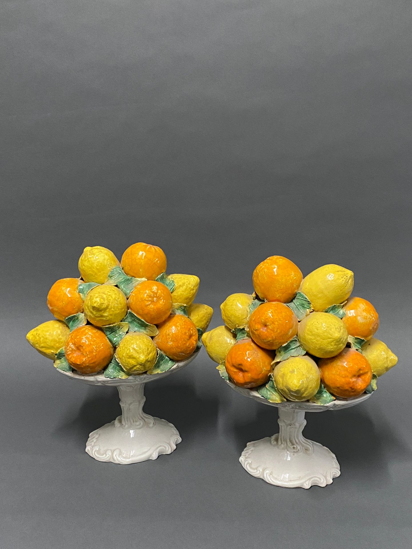 Null Pair of ceramic display stands with trompe l'oeil decoration of lemons and &hellip;