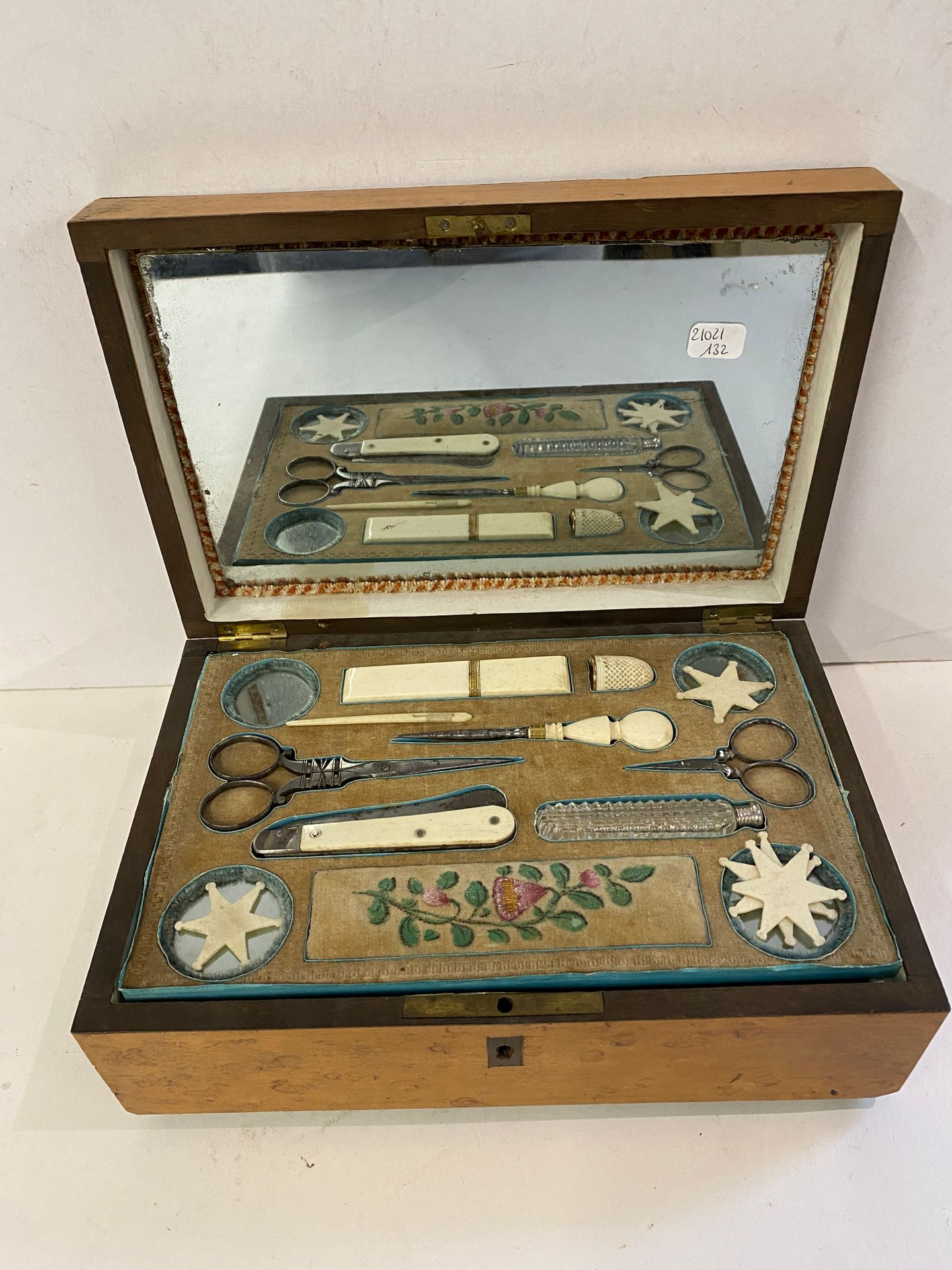Null Veneer box containing a bone sewing kit

19th century

H : 9 -Length : 24 -&hellip;
