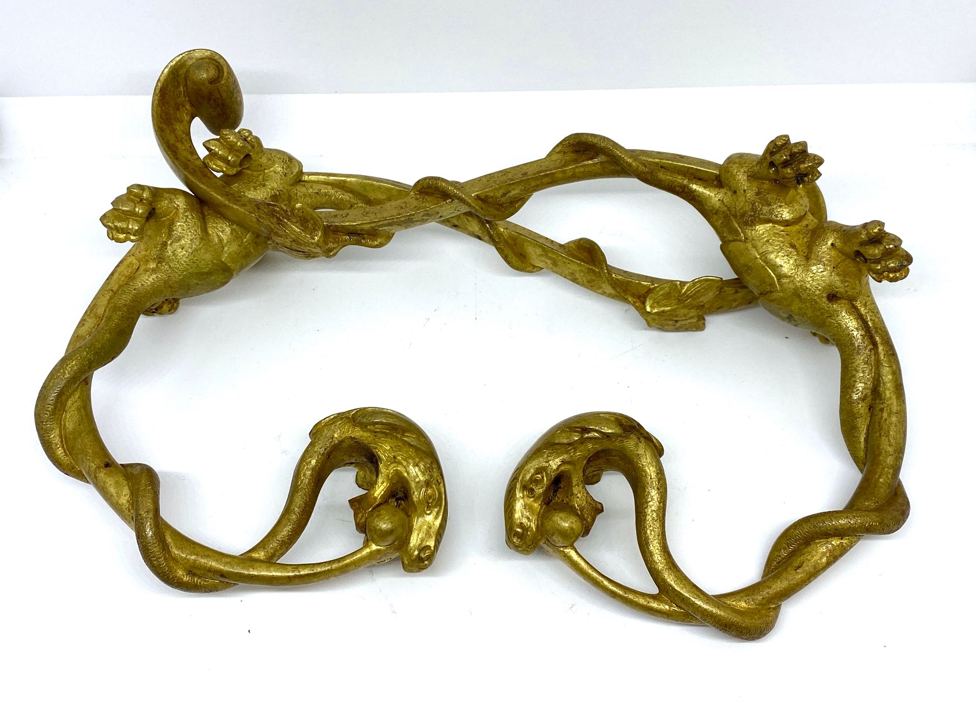 Null Paire de patères en bronze doré à décor d'animaux fantastisques.

H. : 24cm