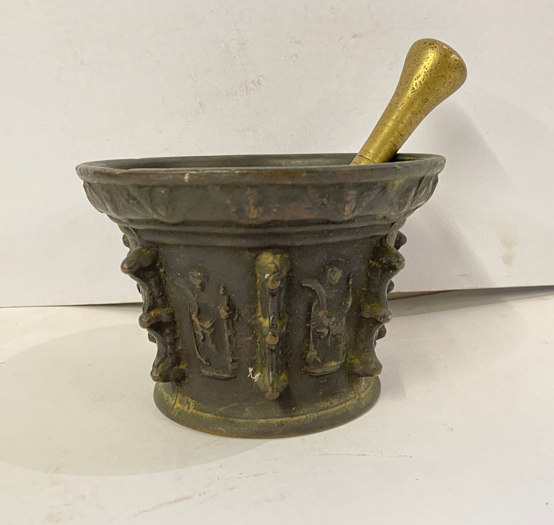 Null Mortero de bronce con pátina marrón y decoración en relieve.

H. 10cm - Diá&hellip;