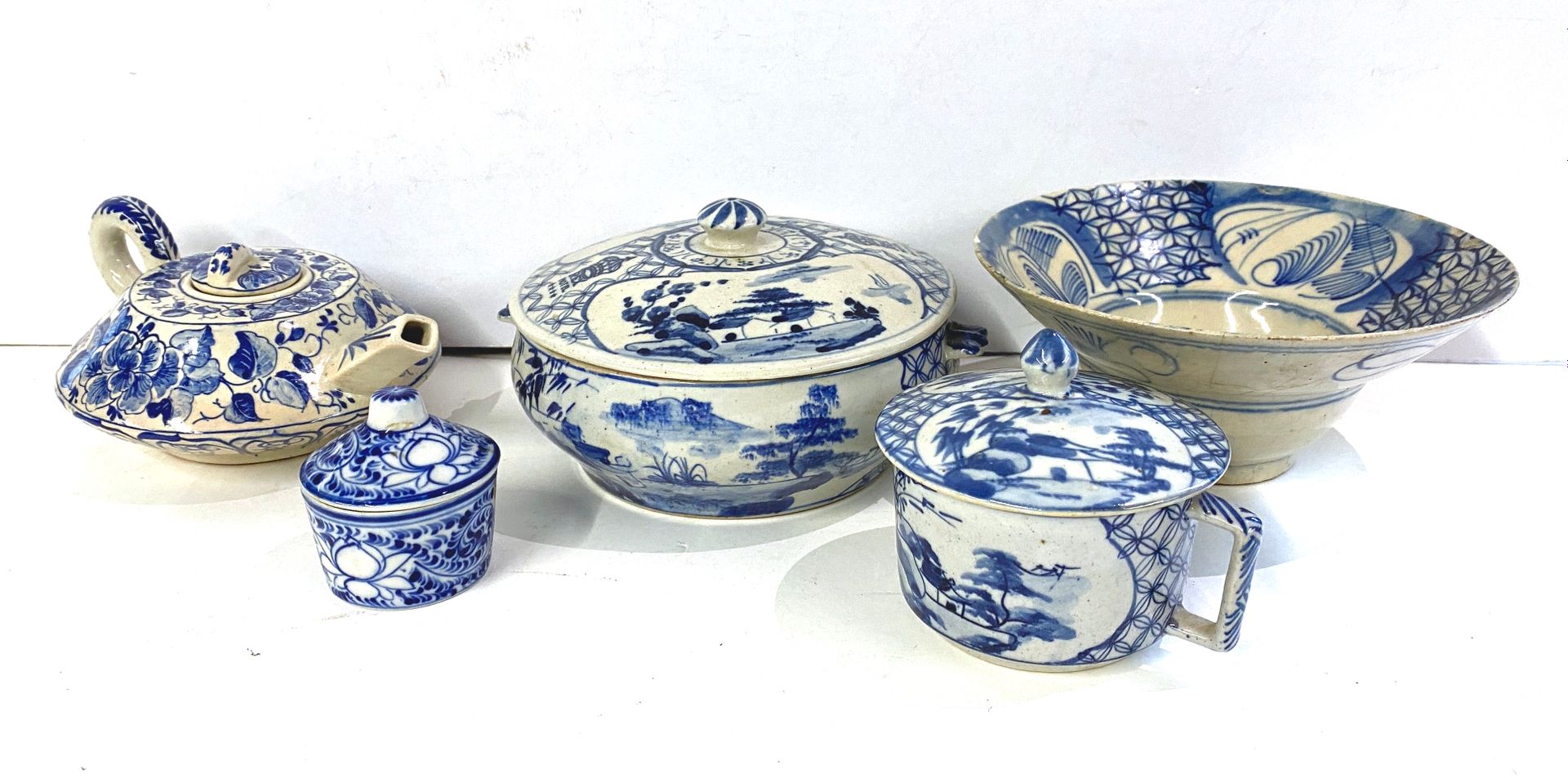Null 拍品包括一个碗，一个茶壶，一个杯子和一个有盖肉汤。

附有一个小锅和一个盖子。