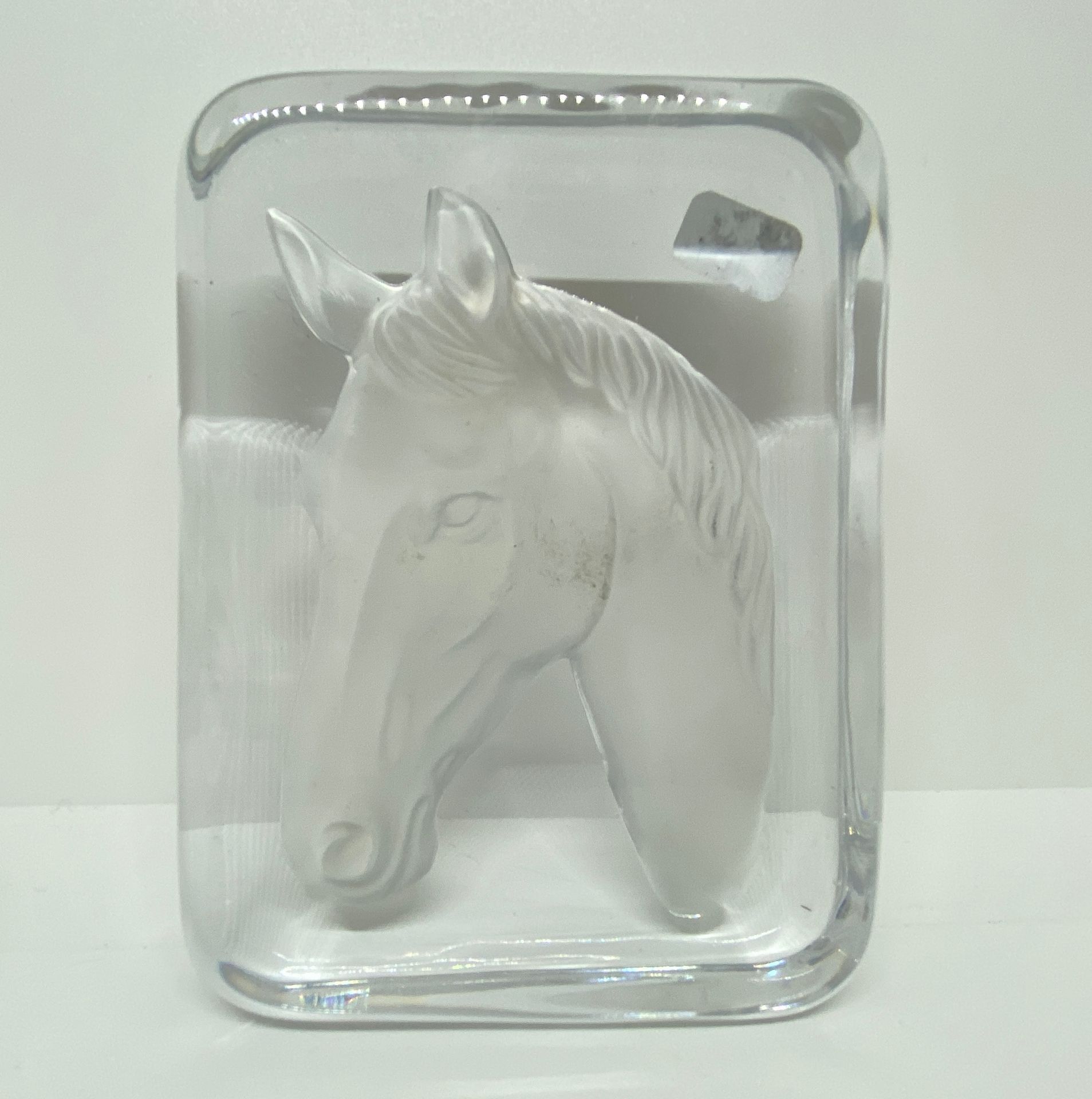 Null Papierpresse aus Kristallglas, die einen Pferdekopf in Relief darstellt.
