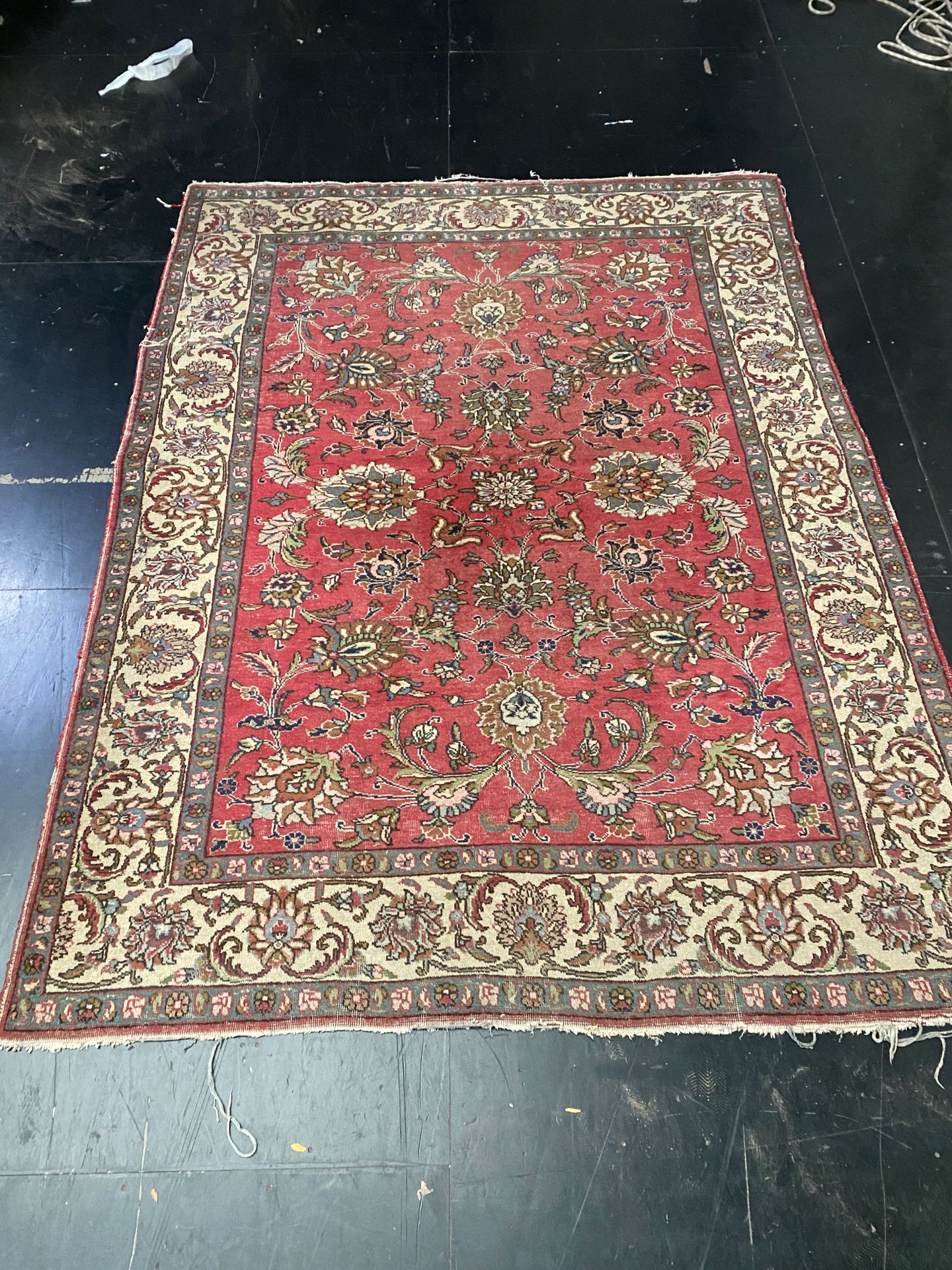 Null 东方地毯，红色背景和花朵，奶油色边框。

尺寸: 267 x 200 cm

磨损和撕裂。