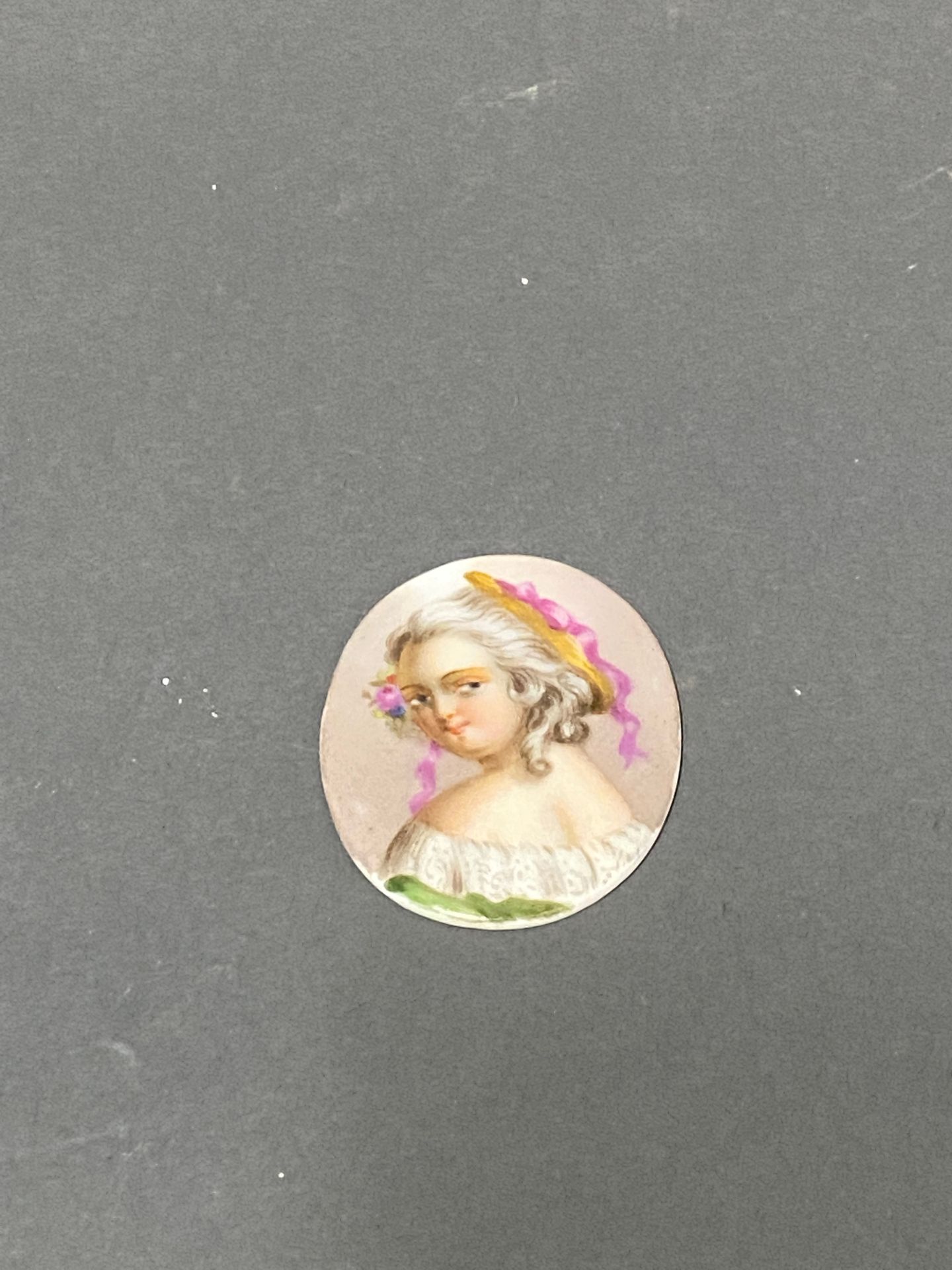 Null "Ritratto di un bambino

Miniatura su piatto di porcellana 

4,3 x 3,4 cm