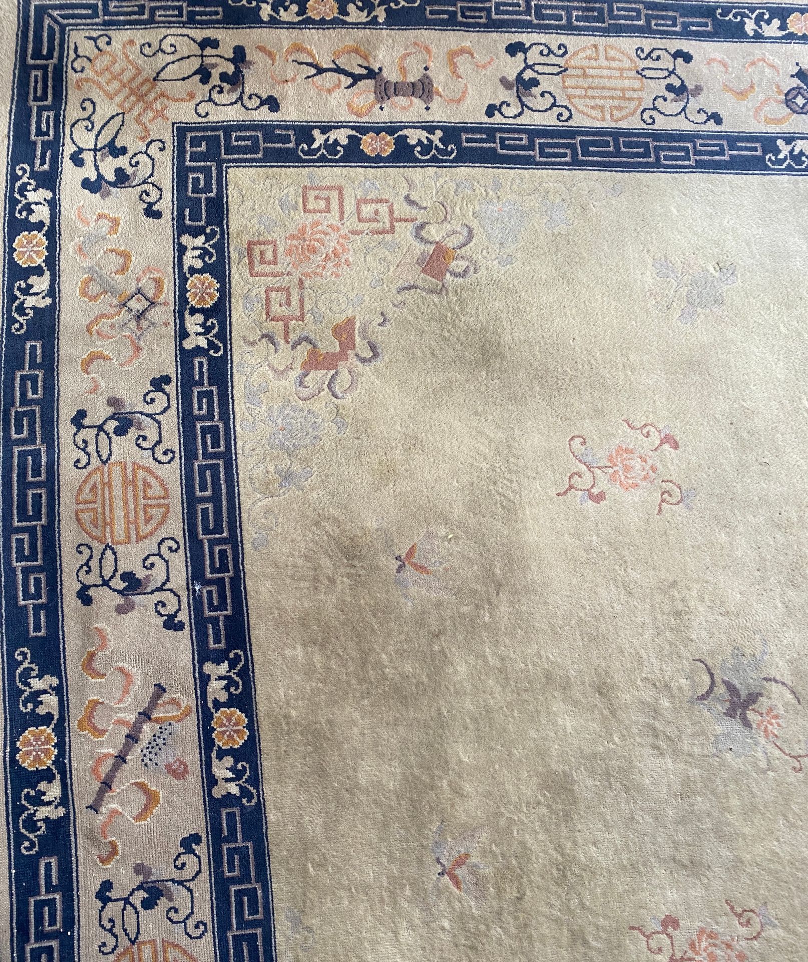 Null Chinesischer Teppich mit cremefarbenem Hintergrund

(Verkauf 20. Januar 202&hellip;