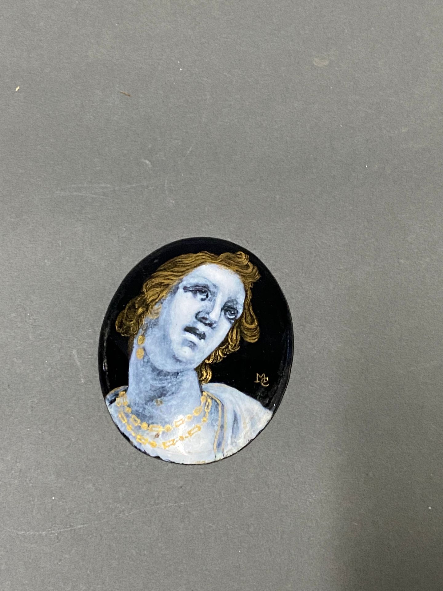 Null Oval enamel plate showing a portrait of a man with a collar.

19th century
&hellip;