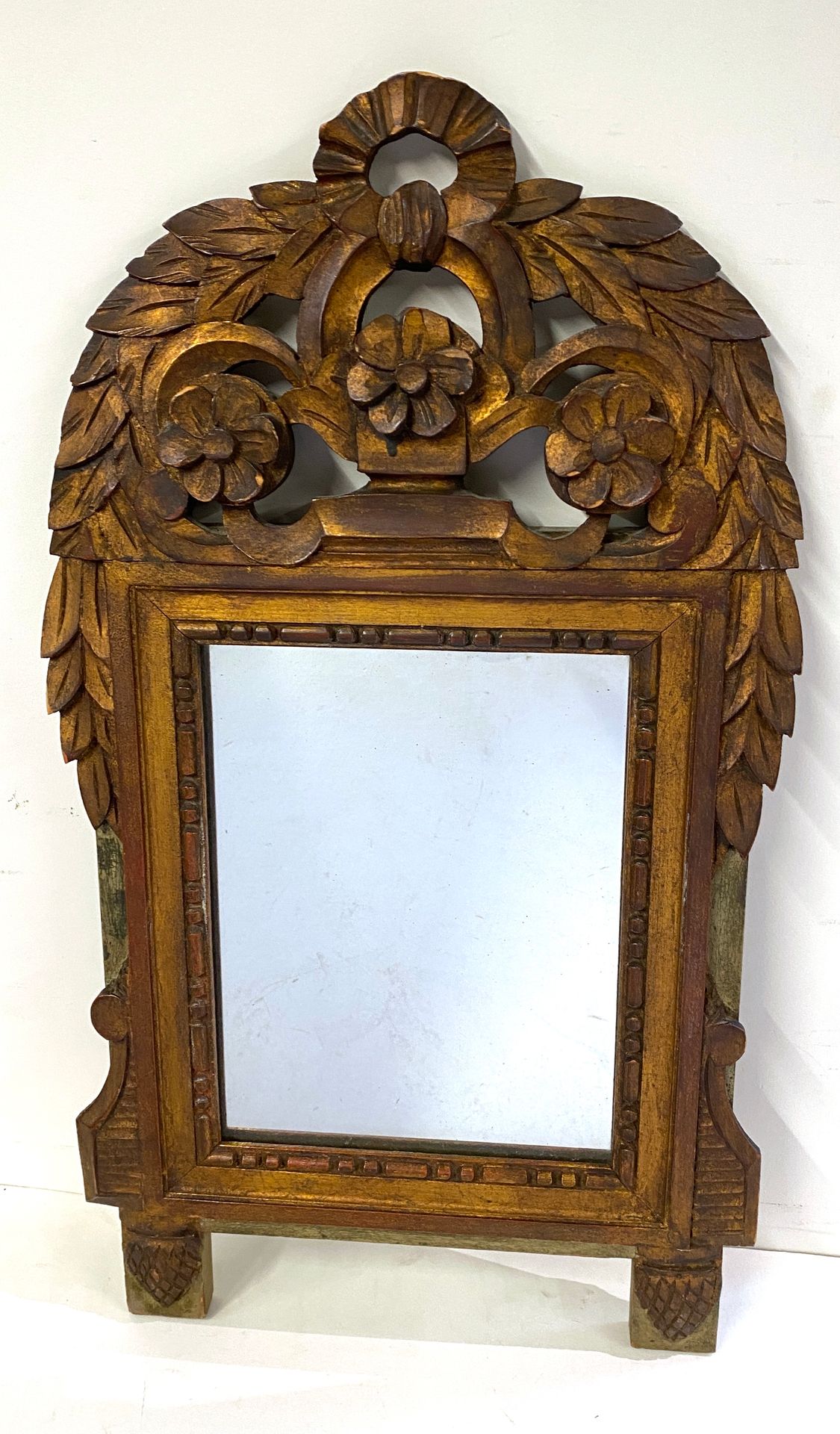Null 天然木制镜子，有镂空的花瓣，雕刻着花朵。

路易十六风格的作品。

尺寸：59 x 32厘米