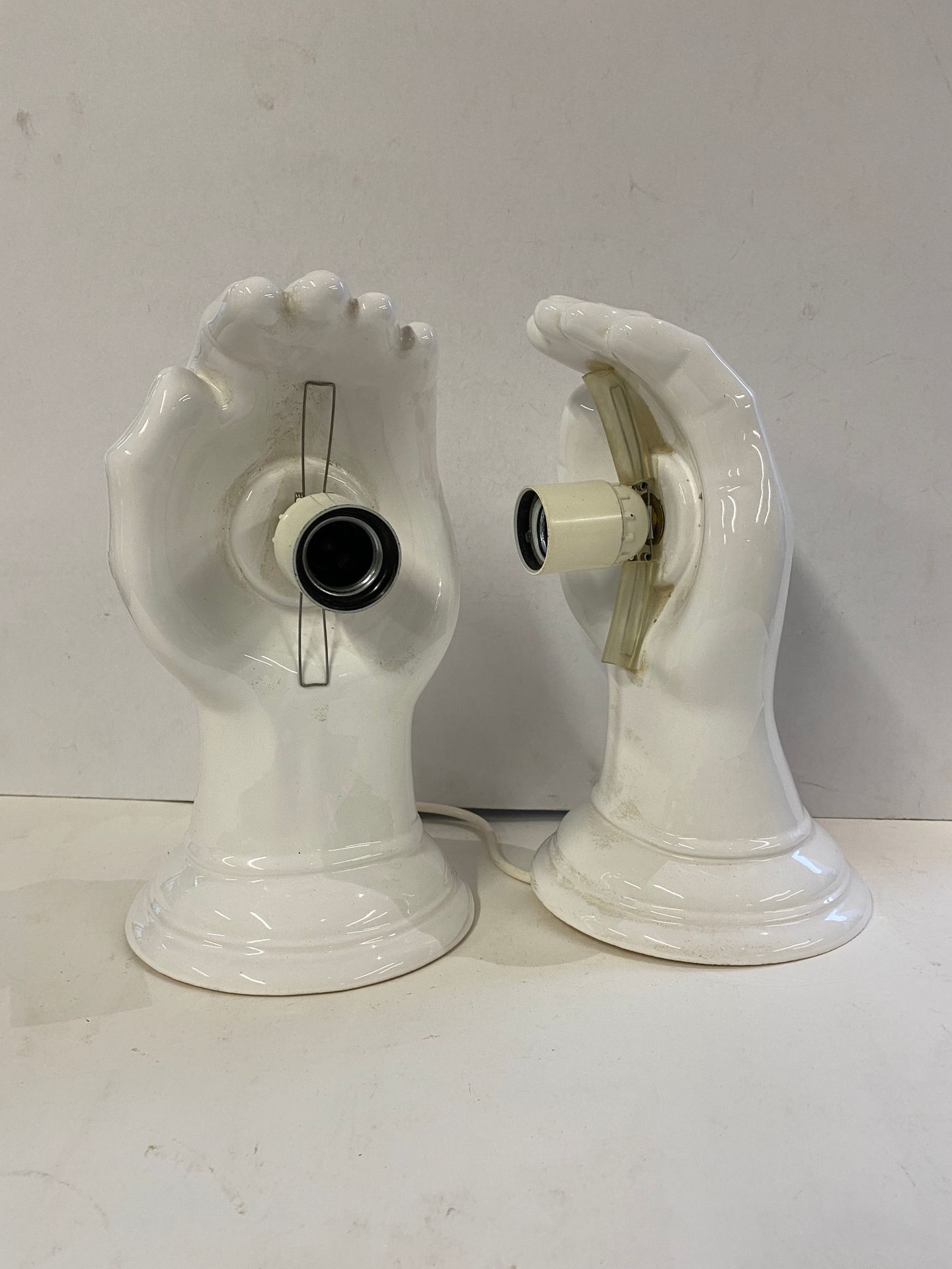 Null Modern work

Pair of porcelain sconces featuring hands.

Lg. : 27cm (missin&hellip;