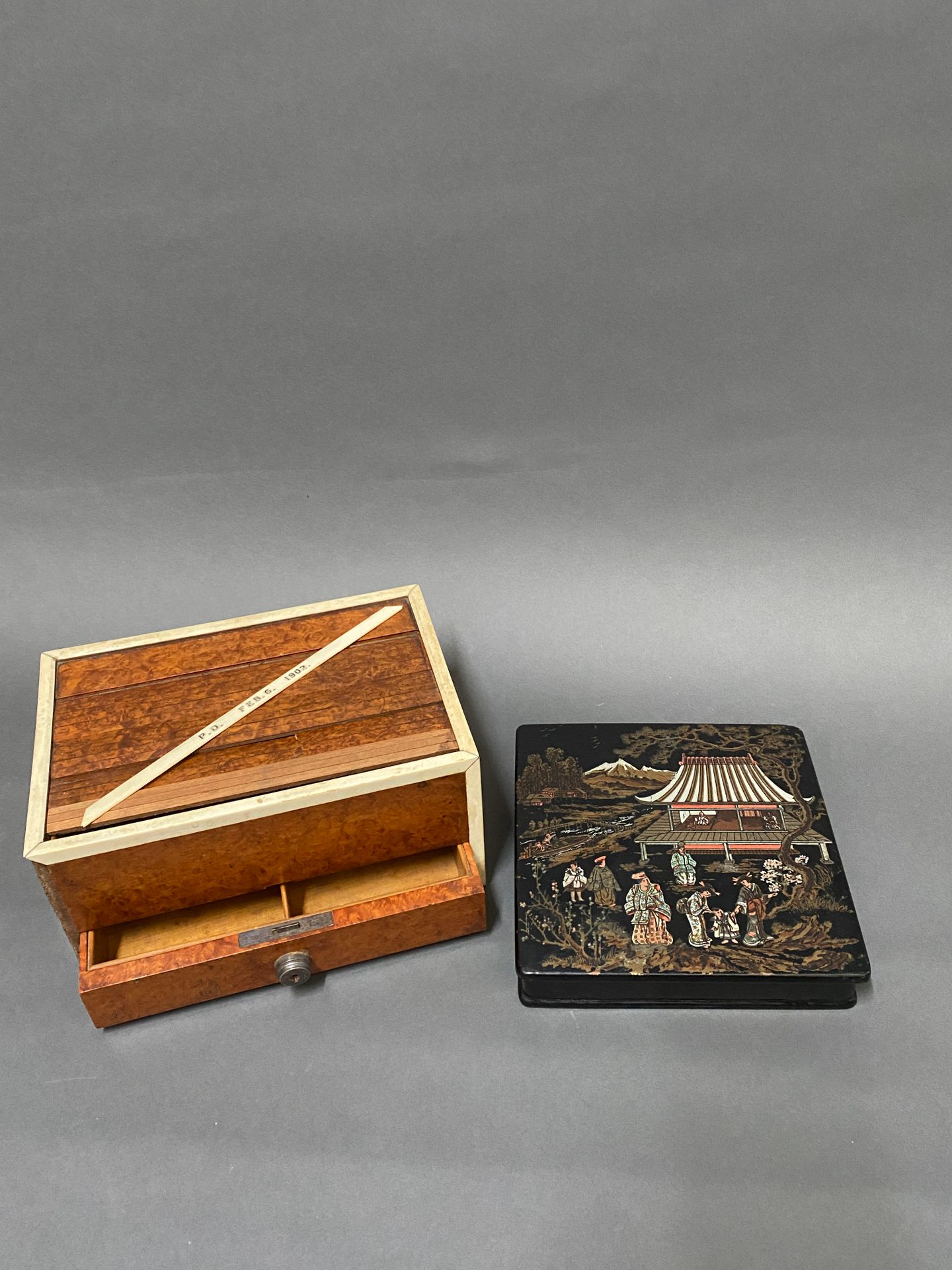 Null 长方形的毛刺饰面的箱子，有象牙棒，它的下部有一个抽屉，上部有一个盖子，可以打开。

损坏和丢失的部件

约1900年

高：11 - 宽：24 - 深&hellip;