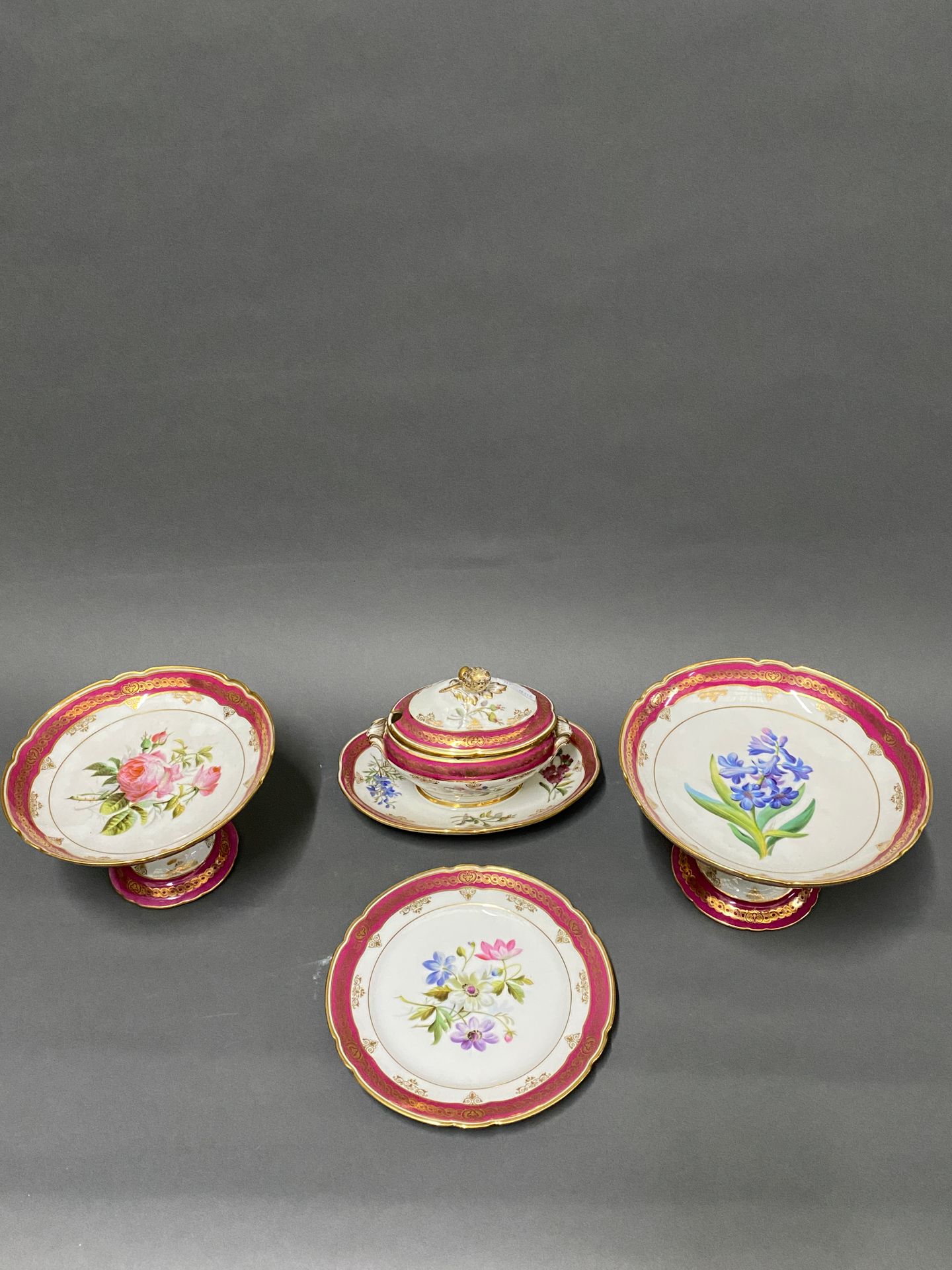 Null 这是有植物装饰的瓷器晚餐服务的一部分，由20个餐盘，两个有盖的酱缸（一个损坏），五个高脚碗和四个小盘子组成。 19世纪巴黎或英国。

直径：22厘米（&hellip;