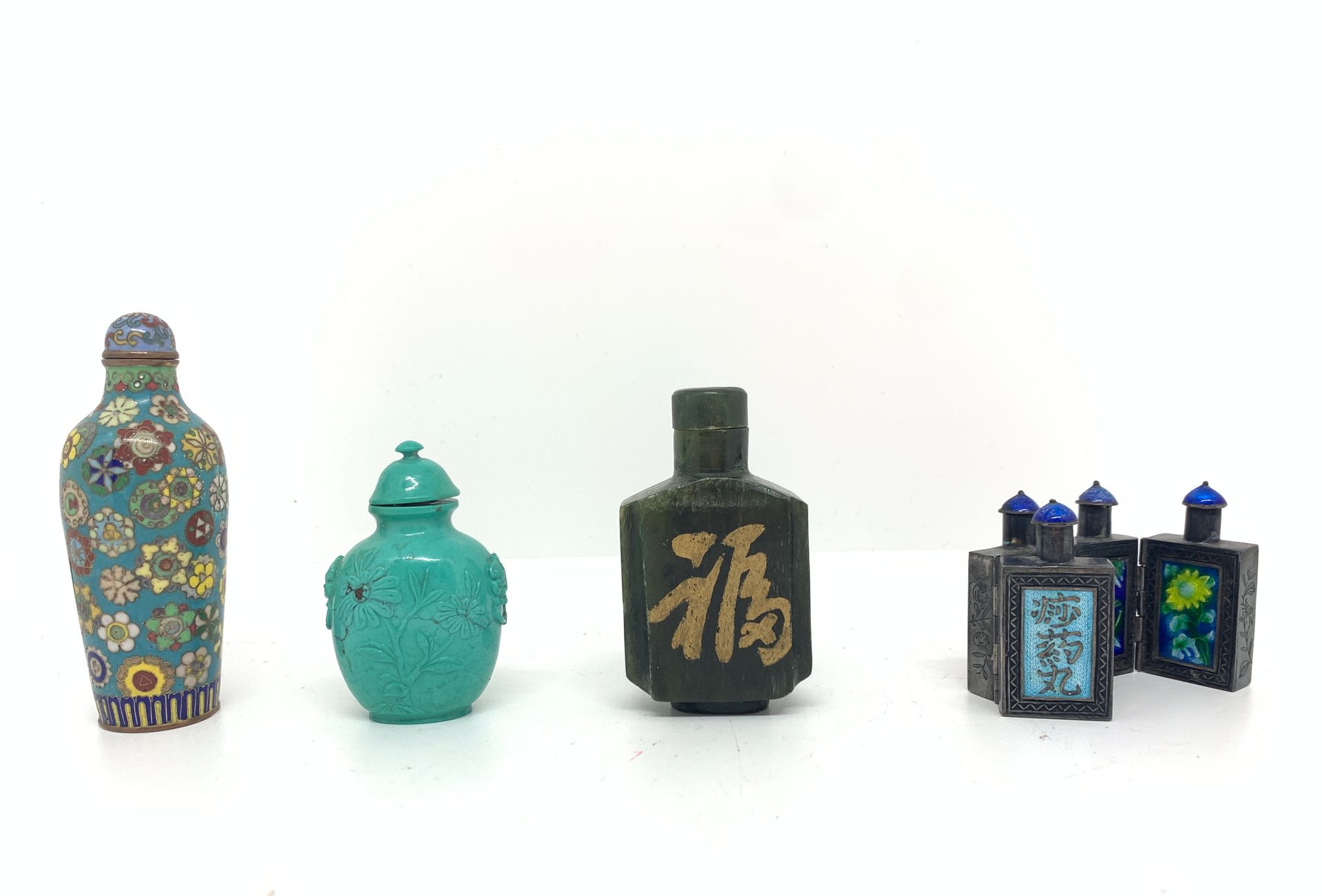 Null 中国

四个鼻烟壶，一个是绿松石根的，另一个是掐丝珐琅装饰的花朵，第三个是雕刻的肥皂石，还有一个珐琅银的开口，四个瓶子上有铭文。

20世纪。

尺寸&hellip;