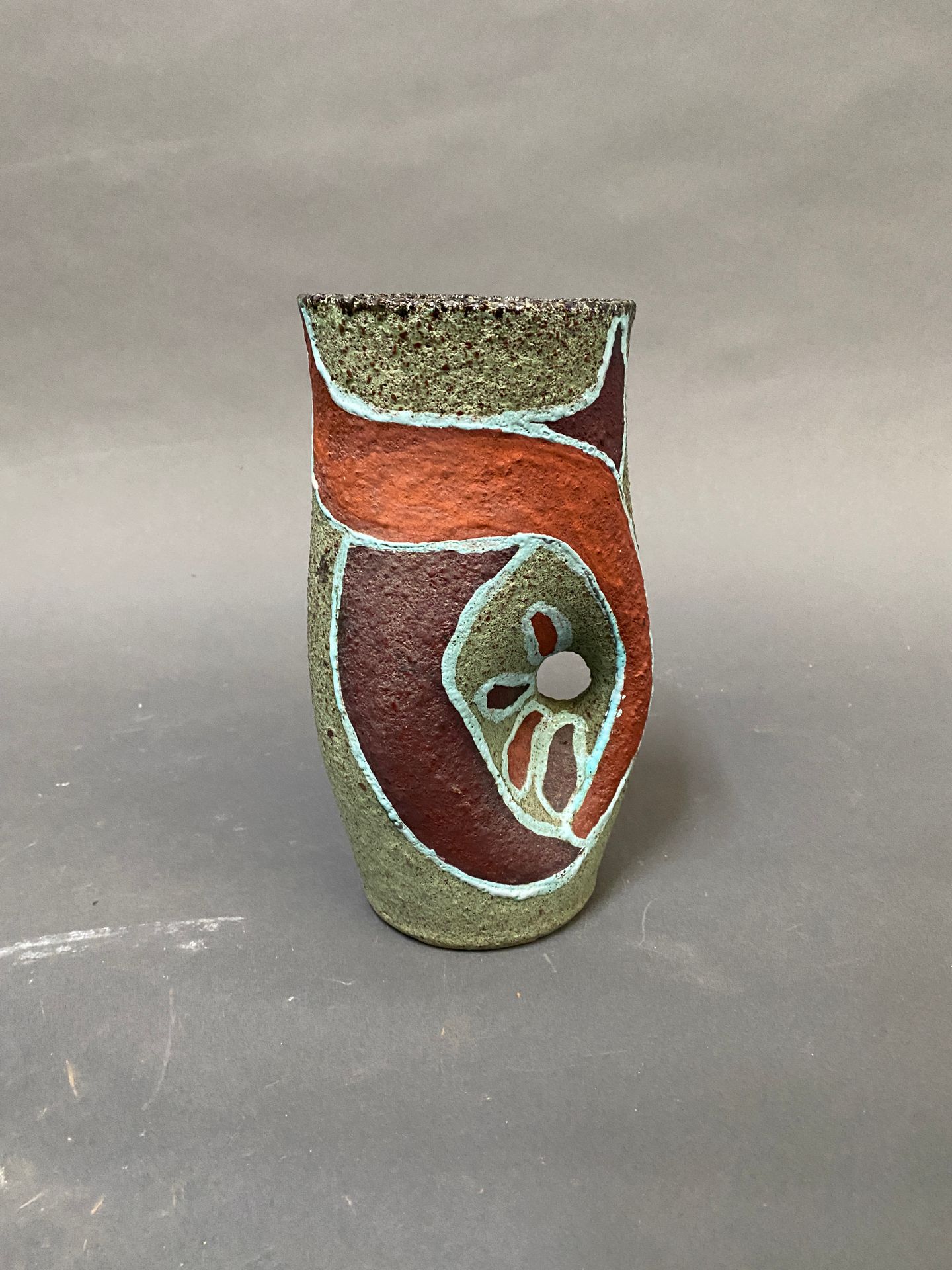 Null ACCOLAY

Jarra de cerámica con decoración geométrica sobre fondo verde.

Fi&hellip;