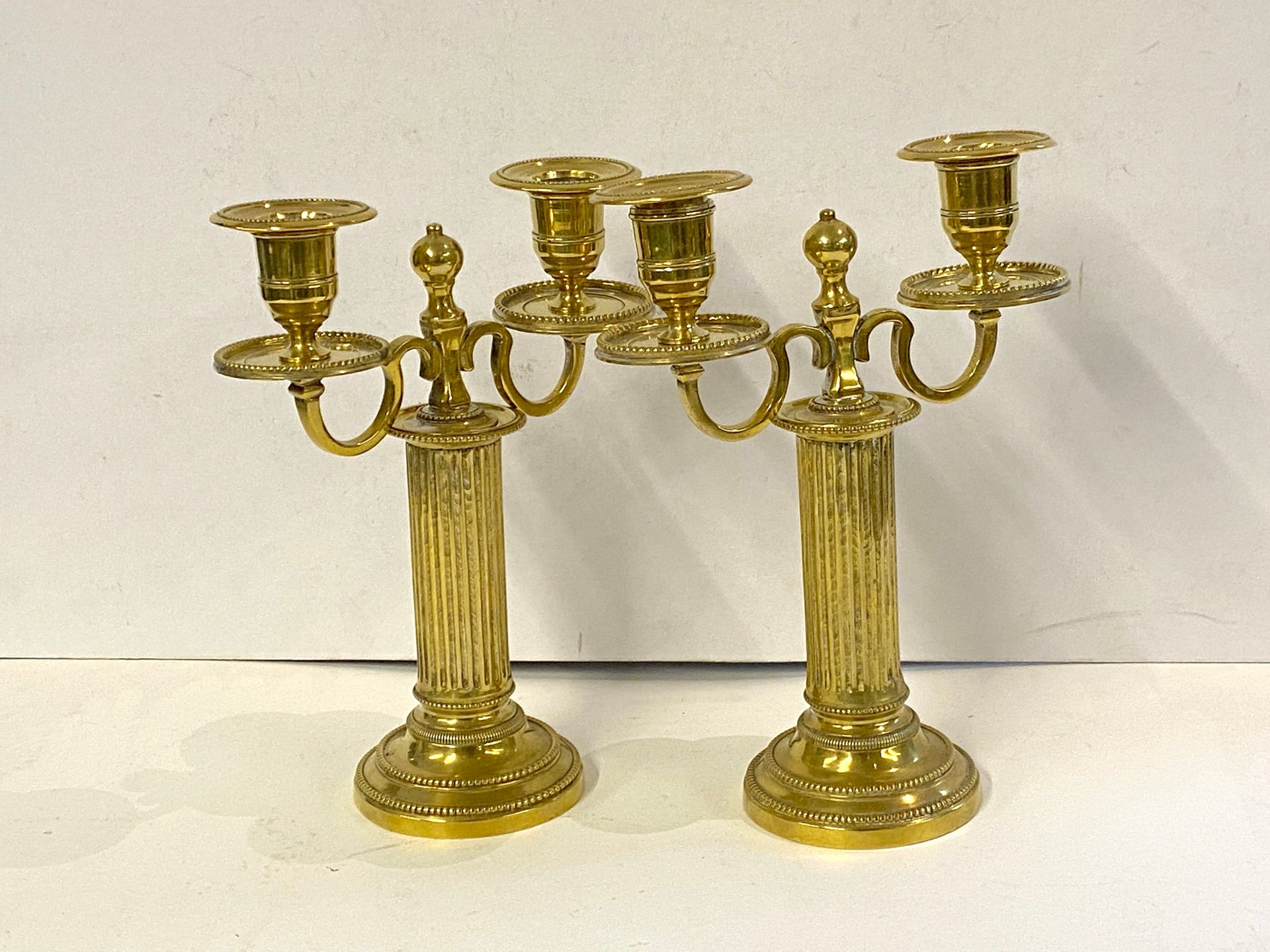 Null 
一对18世纪的青铜烛台，有两个可移动的灯，轴上有凹槽和镶边。 




H.22,5厘米