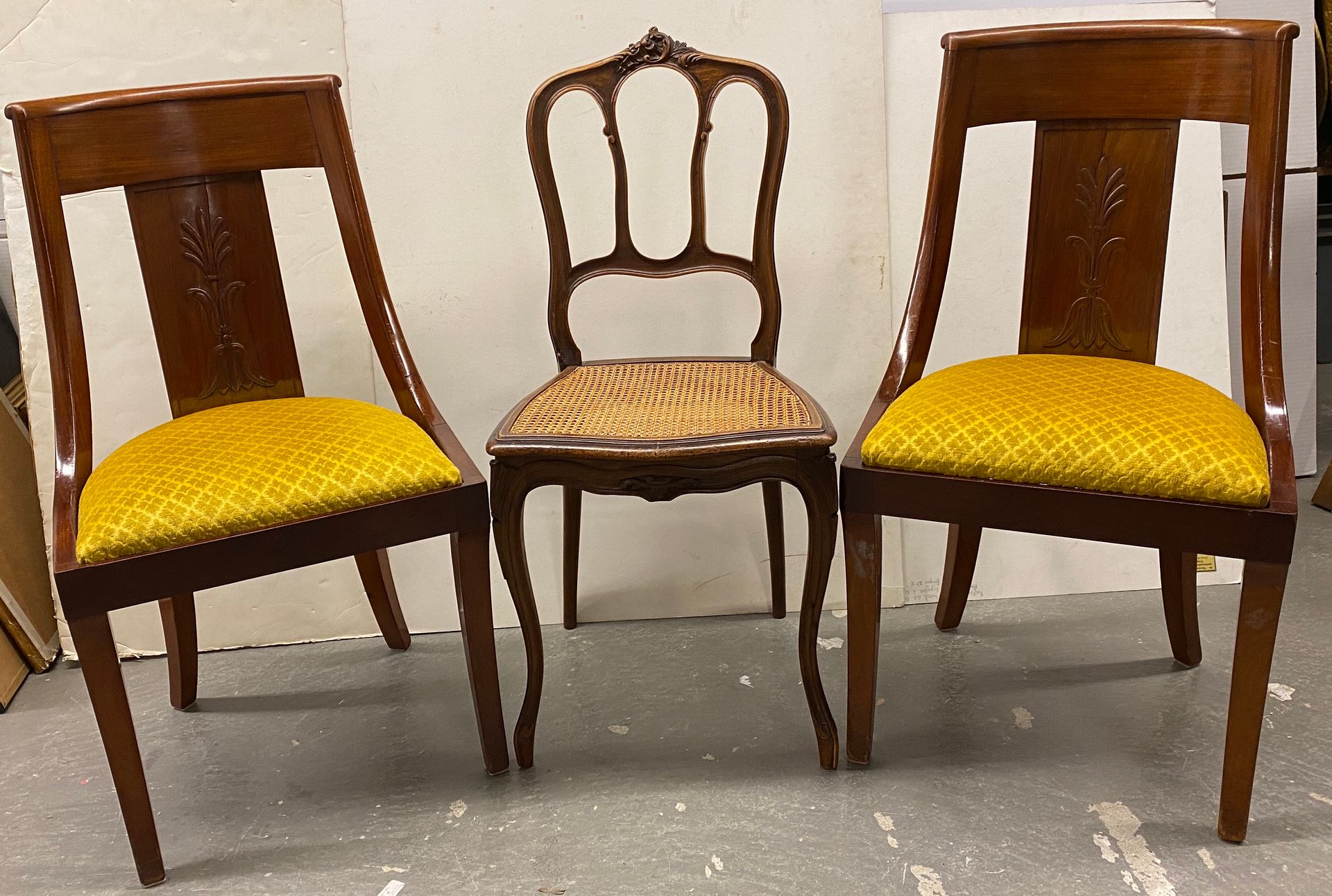 Null 一对椅子，贡多拉椅背

一把有一年历史的椅子连接在一起。