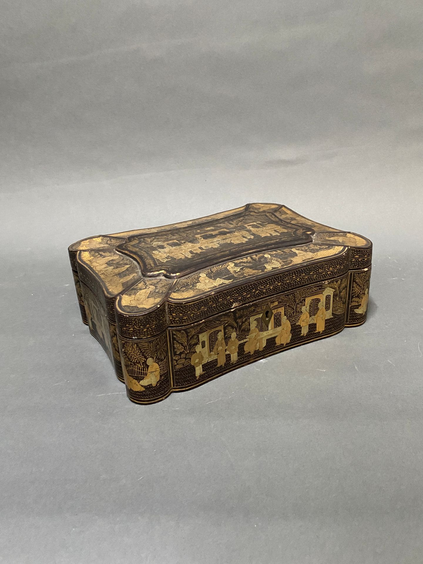 Null Sewing box of mouvementée form in black lacquered wood with gilded decorati&hellip;