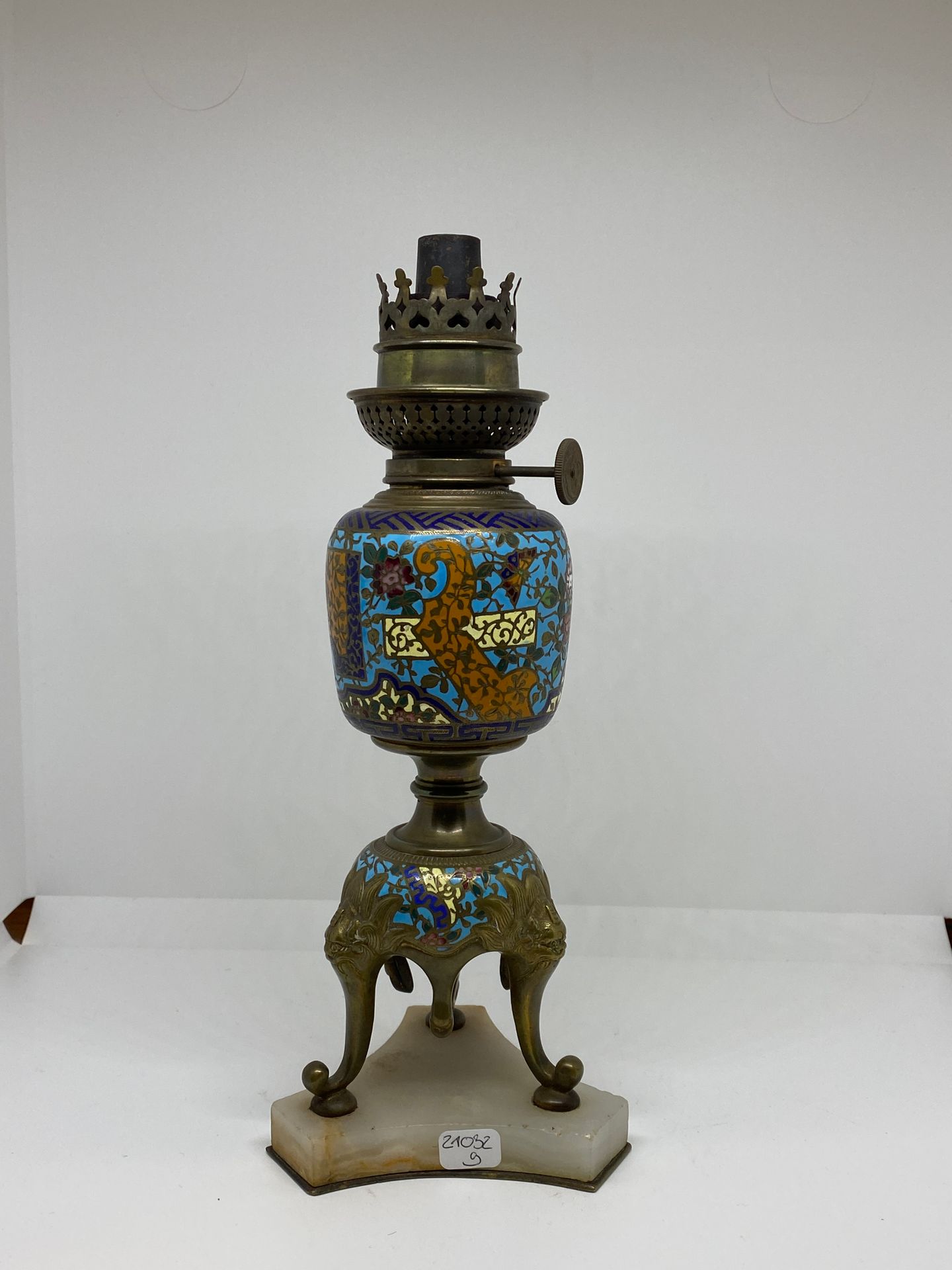Null CHINA

Dreibeinige Öllampe aus Cloisonné-Emaille.

H. : 26cm