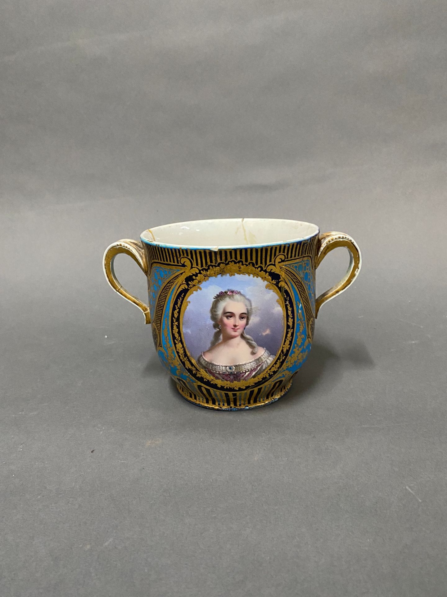 Null SEVRES 

Vase à anses en porcelaine à décors d'un portrait de femme et d'am&hellip;