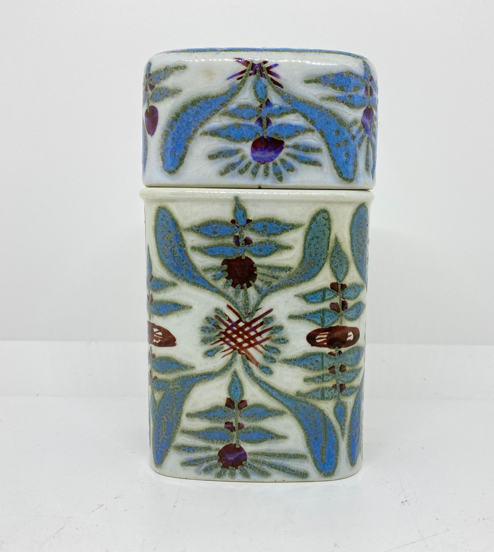 Null 丹麦

有盖的小陶盒，装饰有风格化的花朵。

背面的标记

尺寸：11x 5,5 x 4,5cm